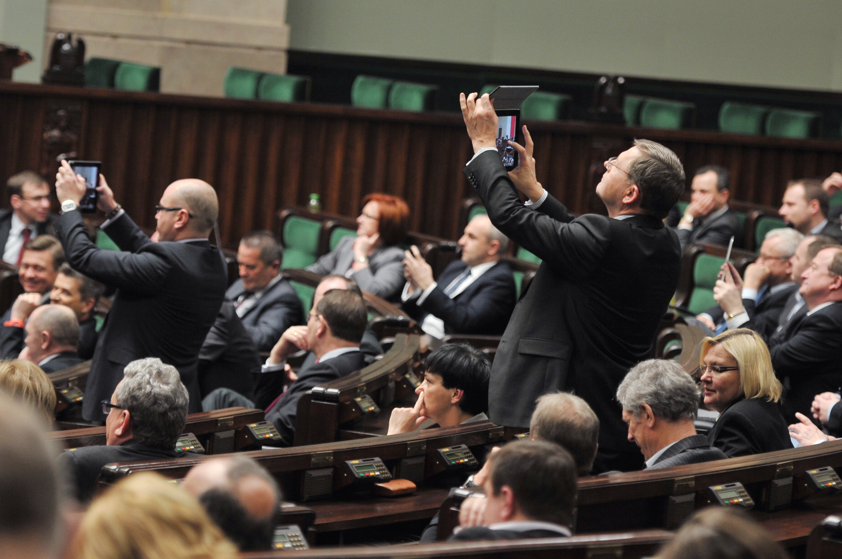 Posłowie nie kryli zaskoczenia tą dość nietypową przemową. Niektórzy uwieczniali występ Kaczyńskiego z tabletem na własnych tabletach