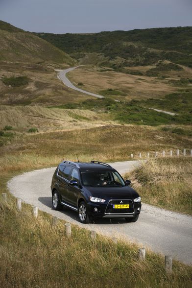 ...benzynowym silnikiem 2.4/170 KM (232 Nm) z przekładnią CVT oraz z turbodieslem 2.2 DID/156 KM (380 Nm) i dwusprzęgłową skrzynią biegów TC-SST - tak, tak tą która rozpędza ogniste evo najnowszej generacji