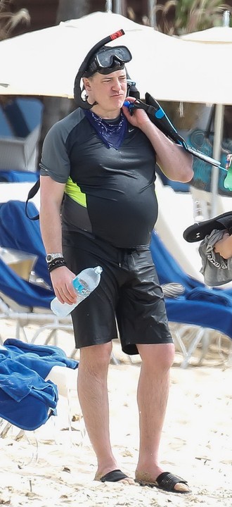 A 49 éves Brendan a napokban a karibi tengerparton pihent, szemfüles lesifotósok pedig meg is örökítették. A Kőbunkó vicces sztárja a képek tanúsága szerint alaposan megváltozott, hatalmas pocakot növesztett.