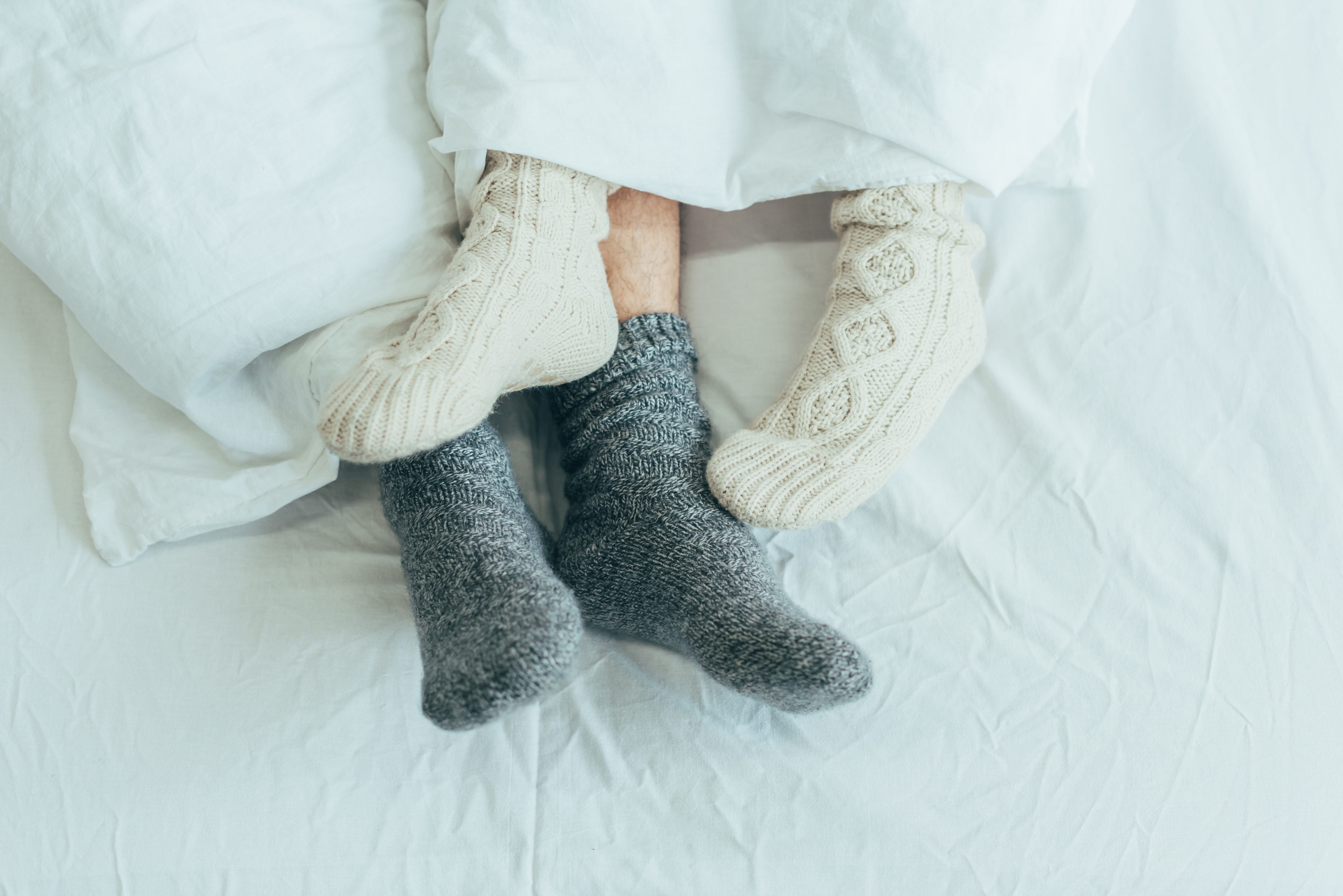 Te is zokniban alszol? Az alvásszakértő elmondta, hogy mi történik a  testeddel, ha így alszol - kiskegyed.hu