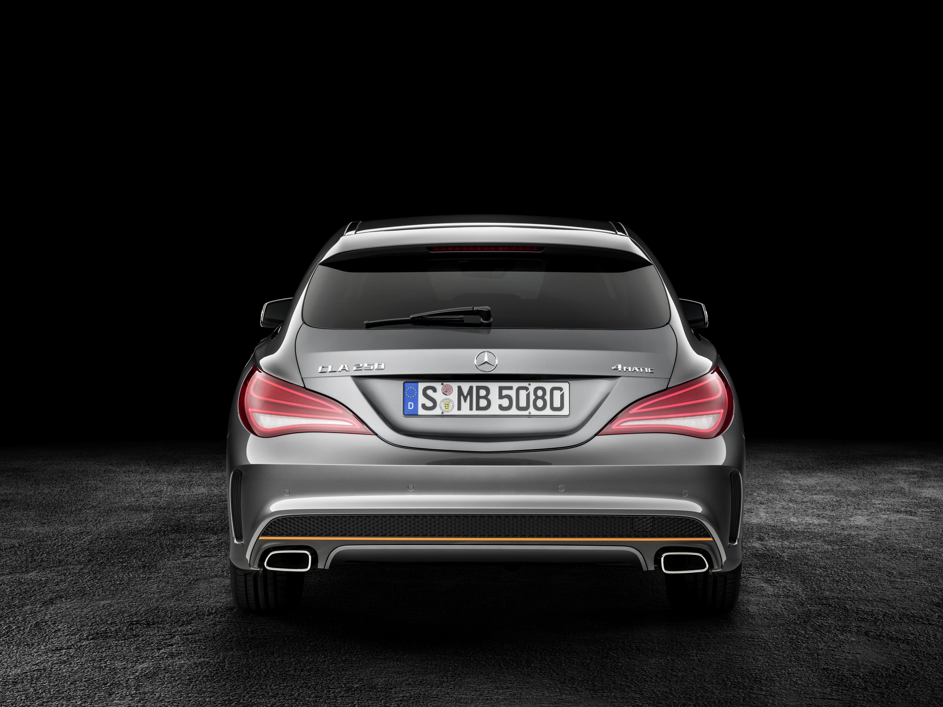 Tył CLA Shooting Brake skrywa bagażnik o pojemności od 495 do 1354 litrów. Co więcej, po pionowym ustawieniu oparć tylnej kanapy przestrzeń ładunkowa ma objętość 595 litrów, a w kabinie nadal może podróżować pięć osób.