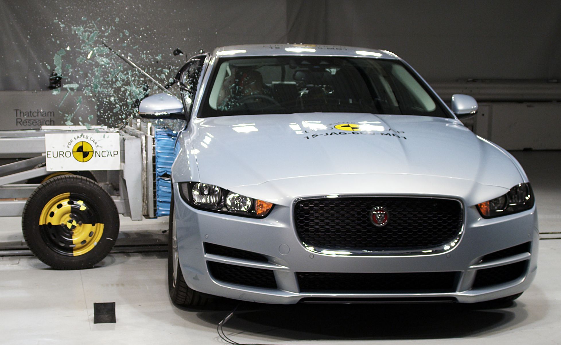 Jaguar XE pokonał toyotę avensis i został najbezpieczniejszym autem klasy średniej jaki Euro NCAP testowało w 2015. Samochód Wyspiarzy dostał maksymalną ocenę 5 gwiazdek. Brytyjska konstrukcja zdobyła 92 proc. za bezpieczeństwo dorosłych. Ochrona dzieci - 82 proc. Dodatkowe systemy bezpieczeństwa - 82 proc. punktów. Ochrona pieszych - 81 proc.