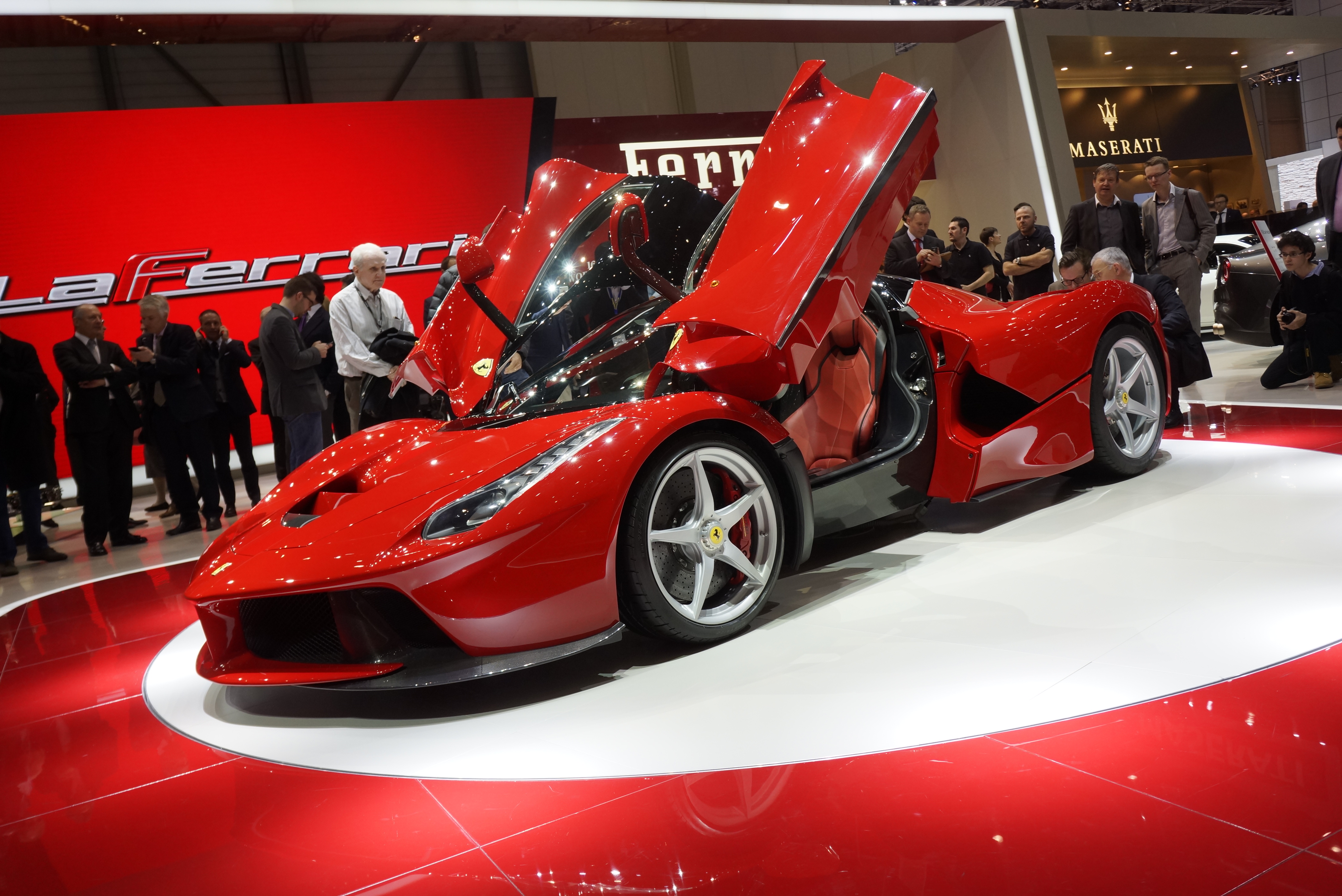 Opracowany przez polskich inżynierów Delphi system dla LaFerrari umożliwia uzyskanie dodatkowo 3,5kW mocy chłodzącej dla systemu hybrydowego. Zdaniem twórców rozwiązania dla podróżujących samochodem oznacza to mniejsze zużycie paliwa bez konieczności obniżenia komfortu jazdy w kabinie. Włosi mają już chętnych na większość z limitowanej serii 499 LaFerrari. Jednak jeśli ktoś się pospieszy to przyjmą jeszcze zamówienie. Ma ktoś 1,3 mln euro, czyli ok. 5,5 mln zł?