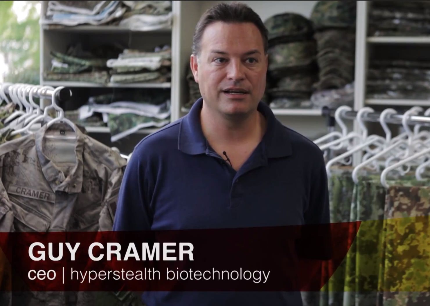 Nad niewidzialnymi mundurami pracuje kanadyjska firma HyperStealth Biotechnology Corporation, która bierze udział w natowskim programie „Security through Science”. CEO firmy twierdzi, że nowa technologia to dzieło przypadku