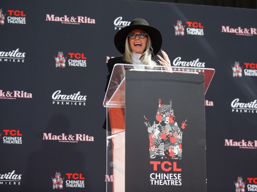 Diane Keaton na ceremonii uhonorowania odciśnięciem dłoni i stóp w Los Angeles.