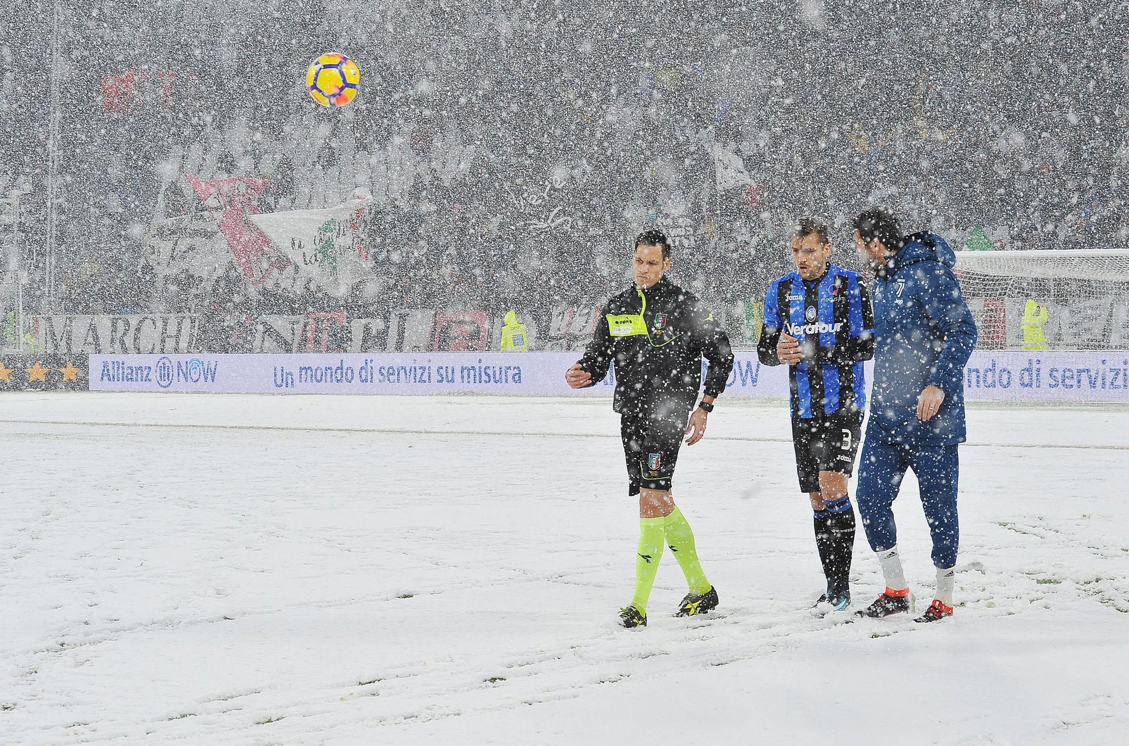 Lazio pokonało na wyjeździe Sassuolo 3:0, po dwóch golach Serba Sergeja Milinkovica-Savica i jednym prowadzącego w klasyfikacji strzelców Ciro Immobile, który uzyskał 21. bramkę w sezonie. 23-letni serbski pomocnik potwierdził w niedzielę klasę i fakt, że zainteresowanie nim takich klubów, jak Manchester United, Real Madryt, Juventus czy Paris Saint-Germain nie jest przypadkowe. Dyrektor sportowy stołecznego klubu Igli Tare przyznał, że Lazio odrzuciło już jedną konkretną ofertę dla Milinkovica-Savica, która opiewała na 70 mln euro.