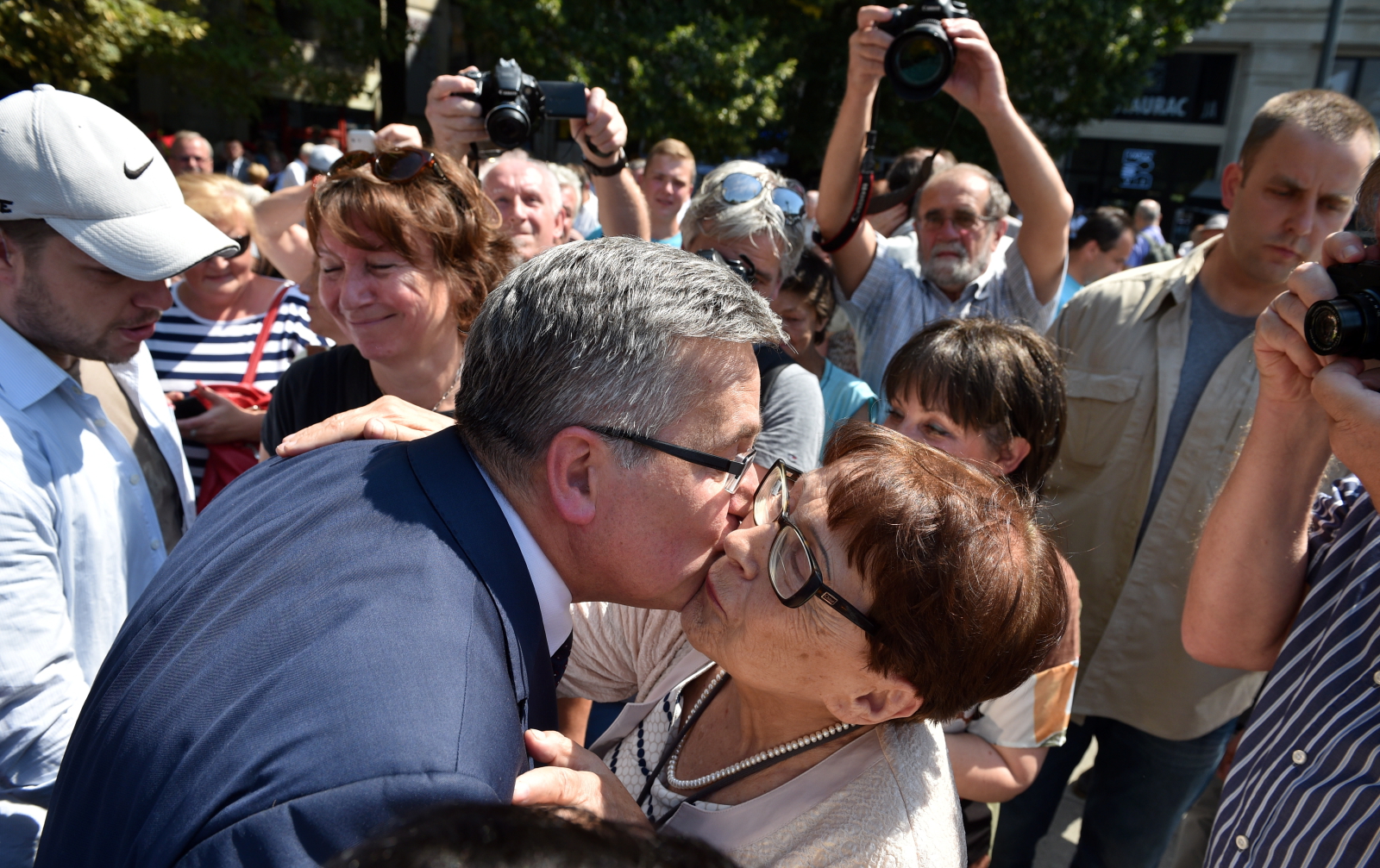 Prezydent Bronisław Komorowski podczas pożegnania z mieszkańcami stolicy na placu Konstytucji w Warszawie