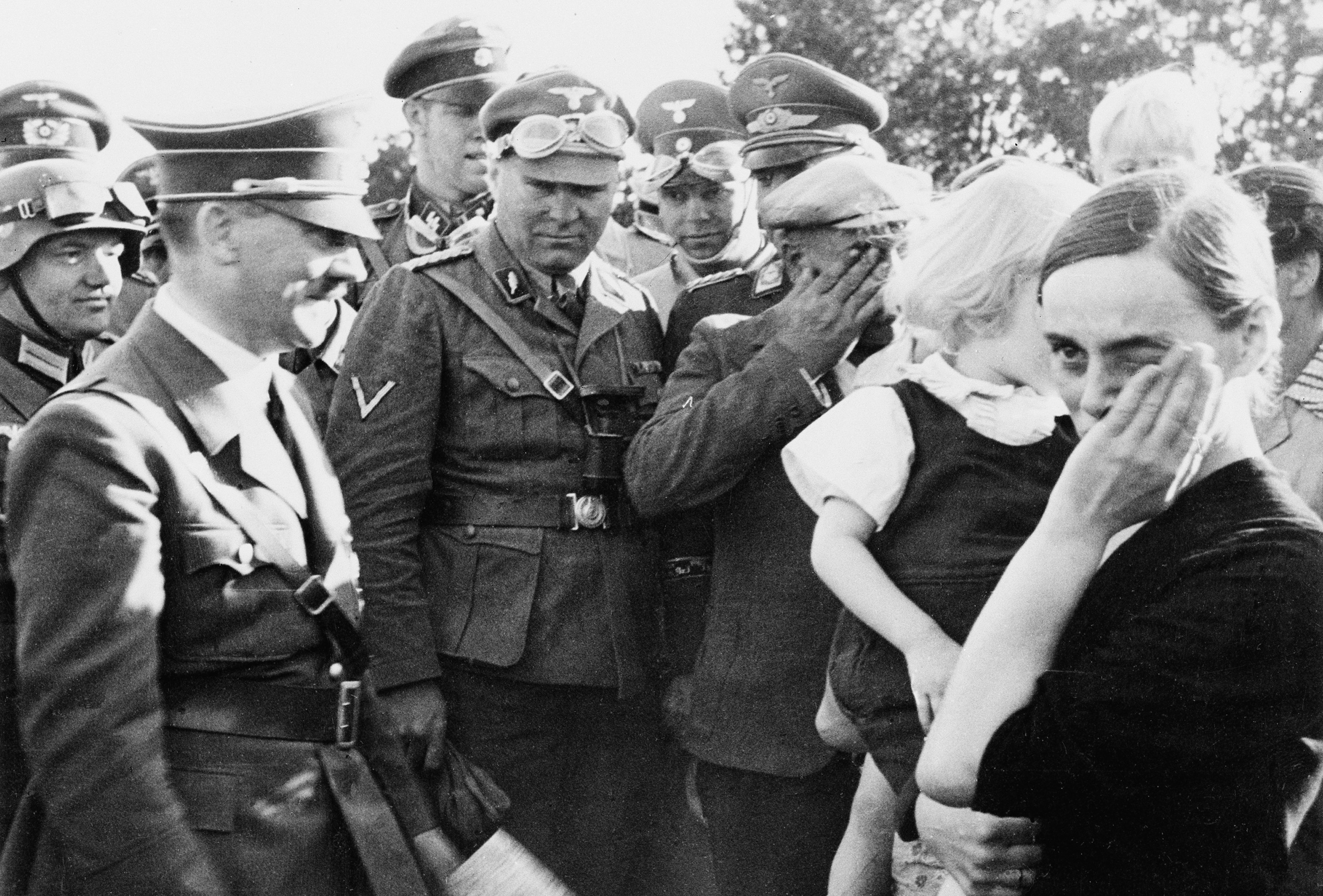 Typowe propagandowe zdjęcie. Spotkanie Hitlera z przedstawicielami niemieckiej mniejszości w Polsce we wrześniu 1939 roku