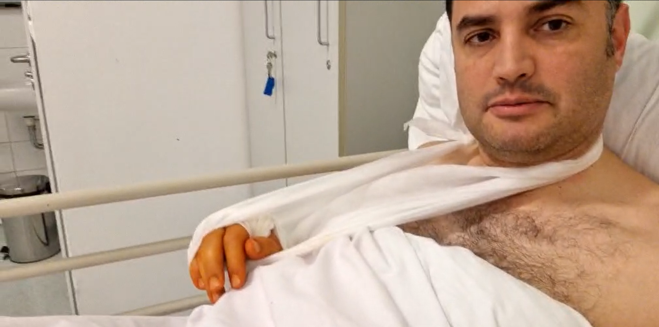 Robotzsaru lettem" - a kórházi ágyból élőzött Márki-Zay Péter - videó -  Blikk