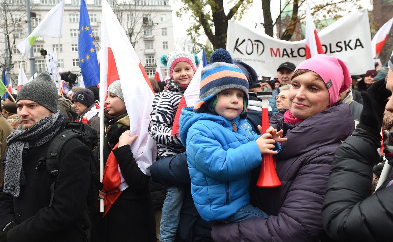 Komorowski podkreślał, że idąc w piątek w marszu przez ulice Warszawy pokazuje się