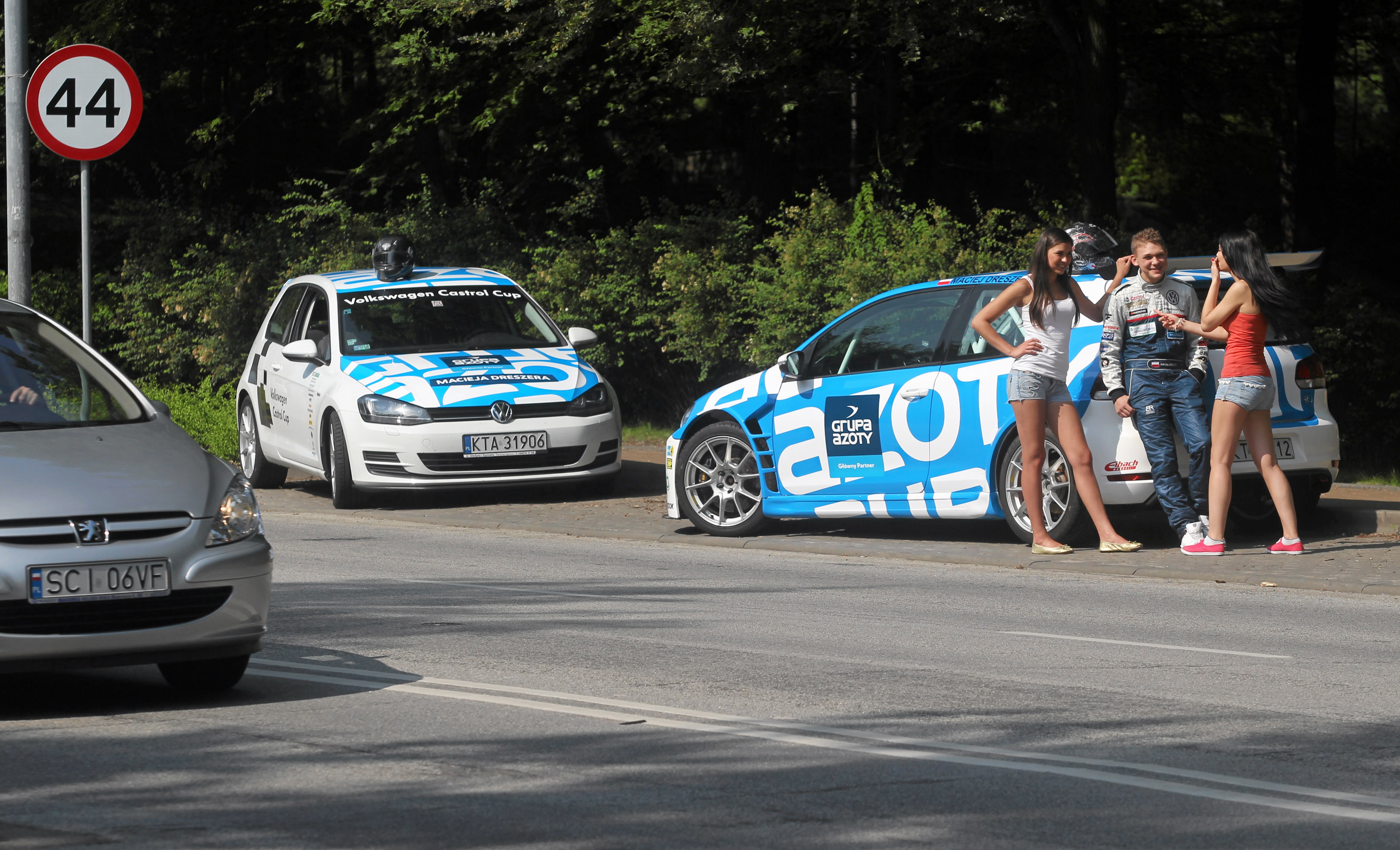 Około 100 metrów dalej patrol policjantów ruchu drogowego zatrzymywał kierowców, prosząc ich o odpowiedź na kilka pytań, dotyczących tego, co przykuło ich uwagę i czy zauważyli nietypowy znak. Wynik?