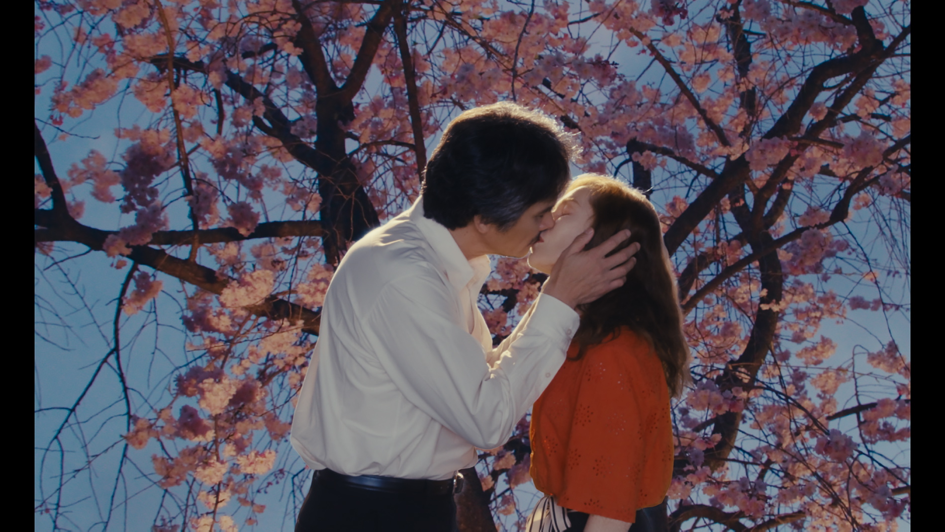 Kadr z filmu „Sidonie w Japonii”. Na zdjęciu: Isabelle Huppert w roli pisarki Sidonie i Tsuyoshi Ihara jako Kenzo Mizoguchi, jej japoński wydawca