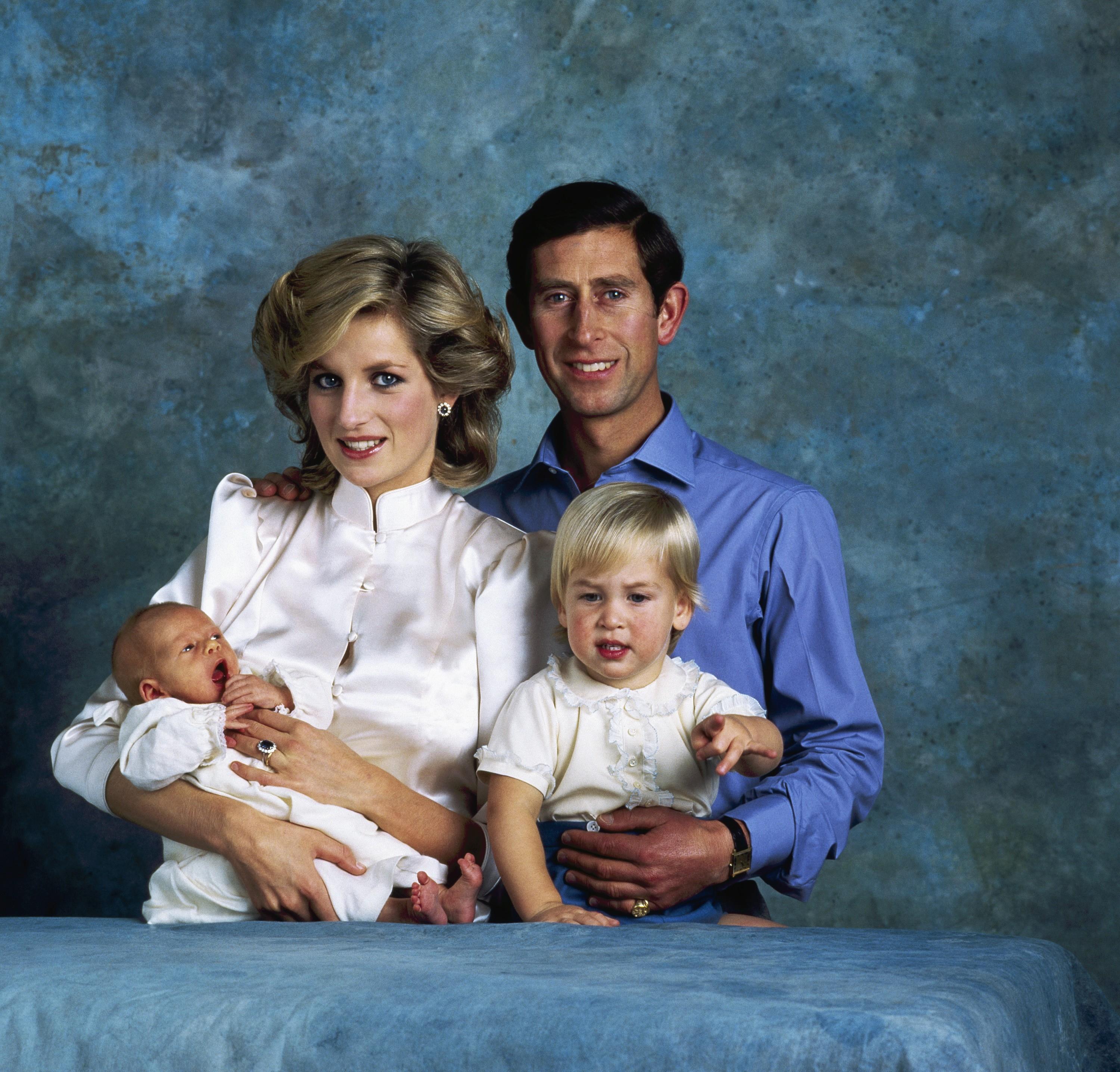 Książę i księżna Walii z synami Harrym (urodzonym miesiąc wcześniej) i Williamem (dwuletnim), Londyn, 14 października 1984 r.