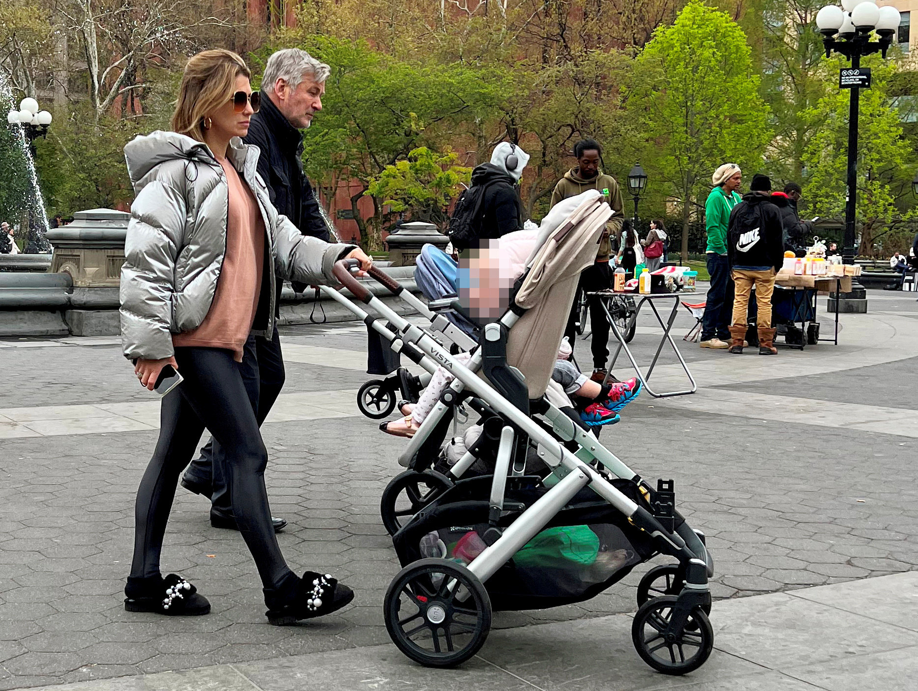 Alec Baldwin felesége kiborult a háza előtt tanyázó paparazzókra: "Hagyják békén a családomat"