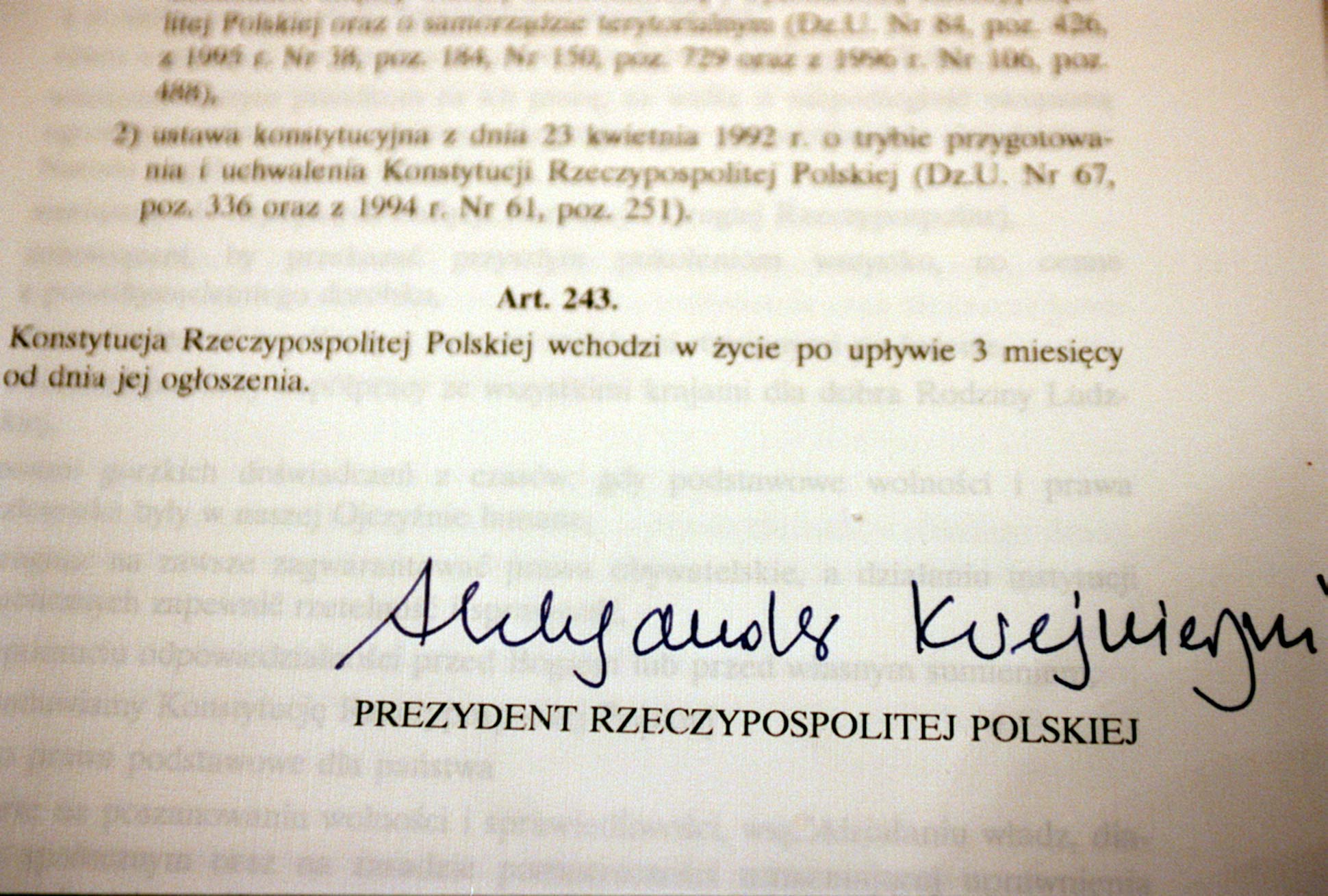 Warszawa 16.07.1997. Prezydent RP Aleksander Kwaśniewski podpisał tekst Konstytucji Rzeczypospolitej Polskiej 