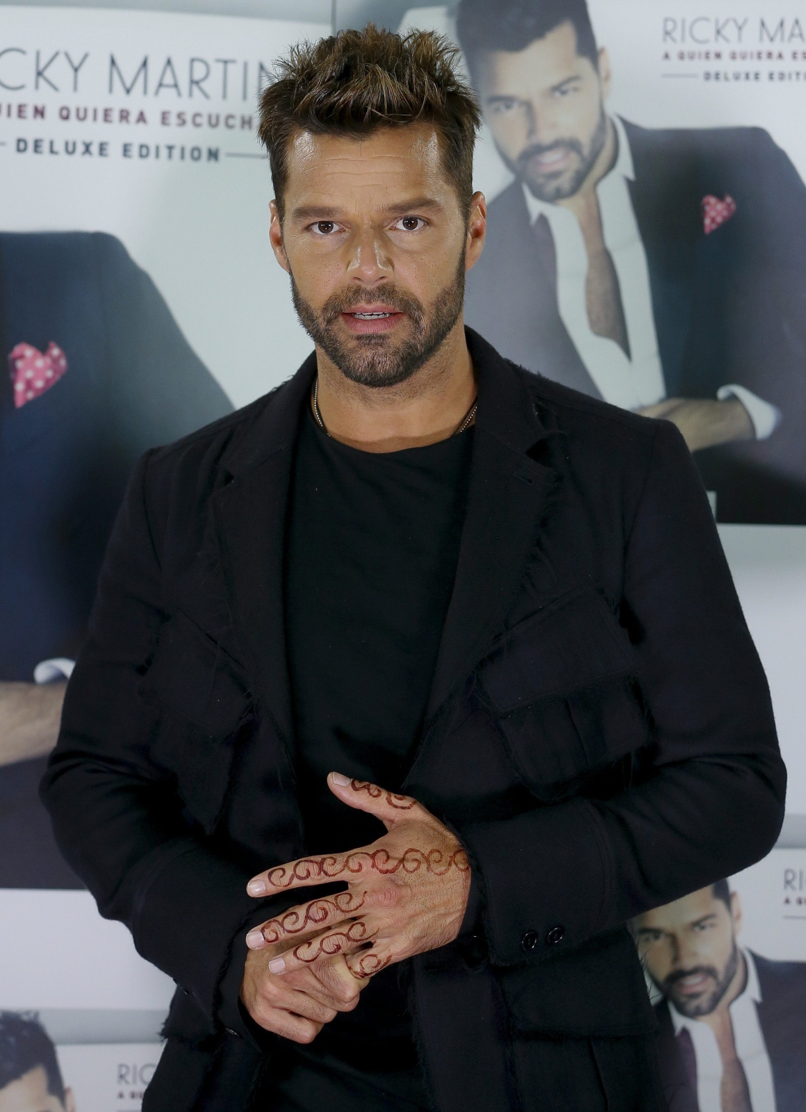 – To jedna z moich ulubionych płyt – mówi Ricky Martin. – Proces jej nagrywania różnił się od wszystkiego, co robiłem do tej pory. Tym razem pozwoliłem uwieść się profesjonalistom, którzy wiele mnie nauczyli i pomogli poszerzyć moje muzyczne horyzonty. Dzięki nim inaczej zacząłem interpretować niektóre utwory. W ten sposób powstał bardzo rytmiczny album, mieszający wiele gatunków, ale nie zabrakło na nim także wzruszających ballad z mocnymi teksami. Jestem nim ogromnie podekscytowany
