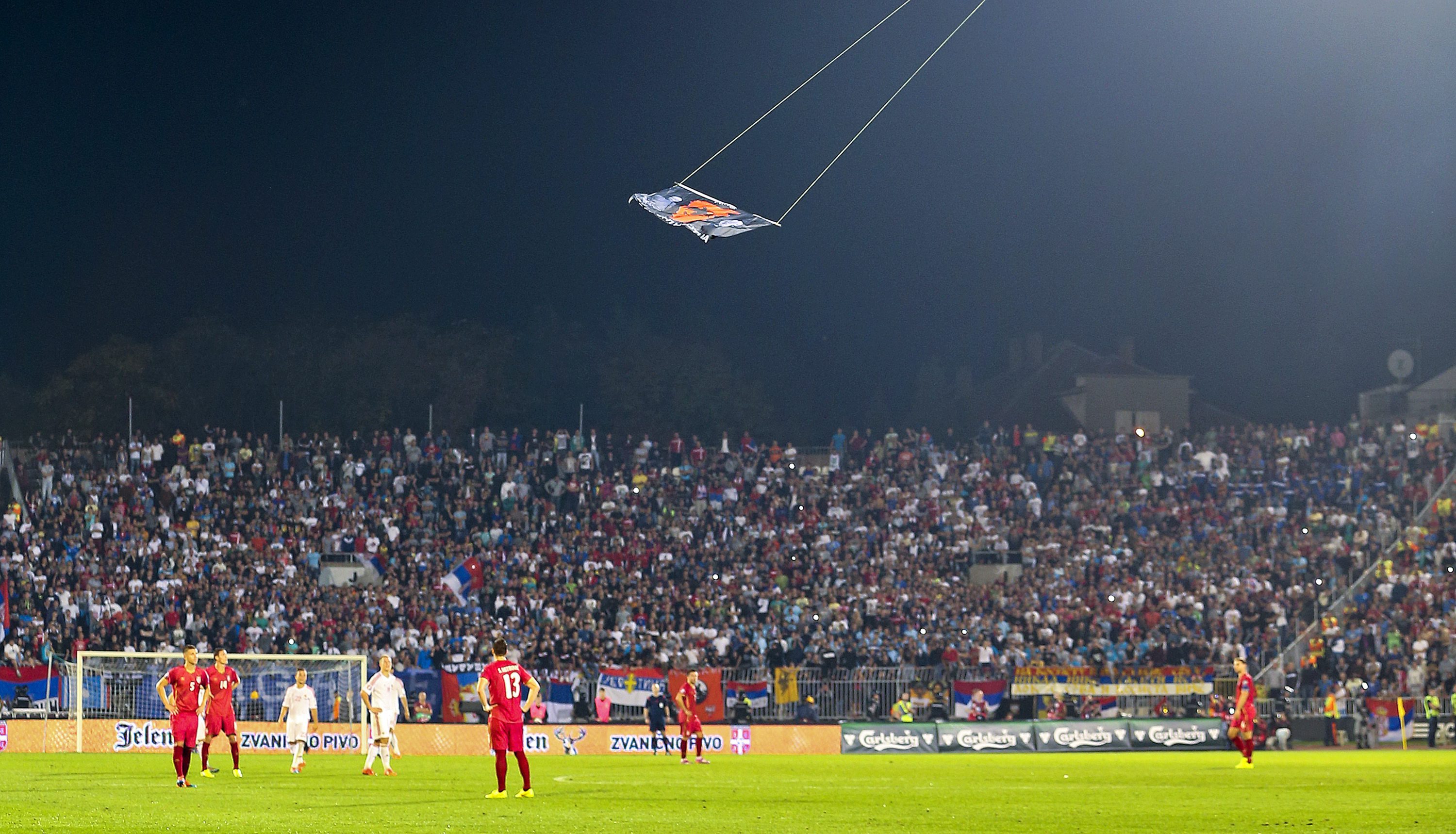 Skandal na meczu w Belgradzie. Zdalnie sterowany obiekt latający z flagą wywołał awanturę