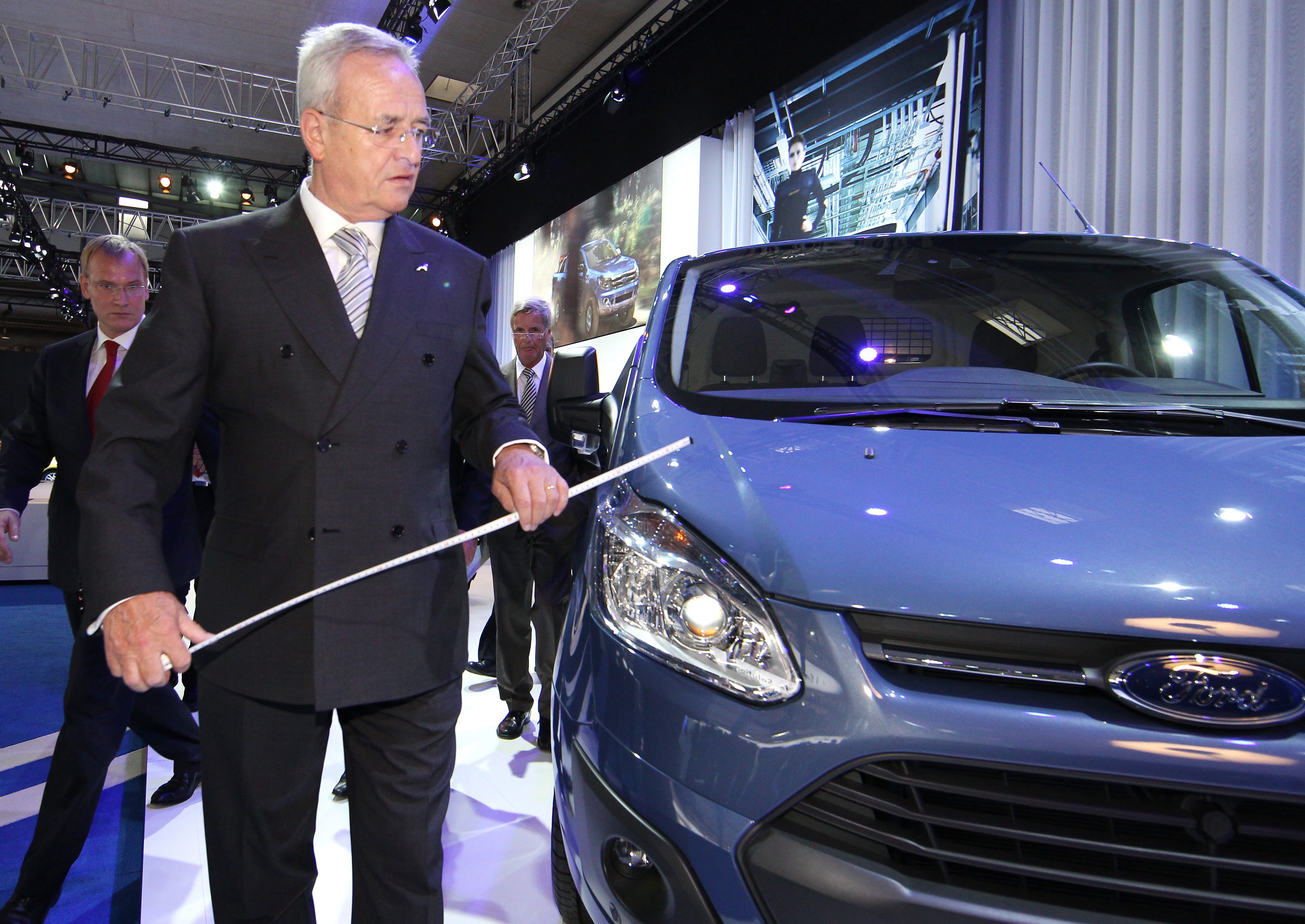... fotograf przyłapał szefa Volkswagena z miarką w ręku podczas gospodarskiej wizyty na ekspozycji rywala tuż po ogłoszeniu wyników konkursu. To była