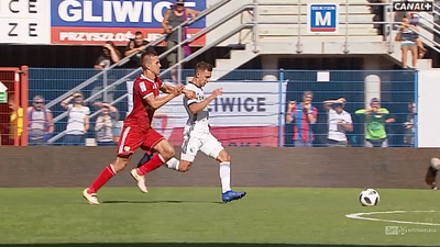 Piast - Legia (0:1): Pietrowski pociągnął Nagy'ego przed polem karnym. Sędzia sięgnął po VAR i... pokazał obrońcy Piasta czerwoną kartkę