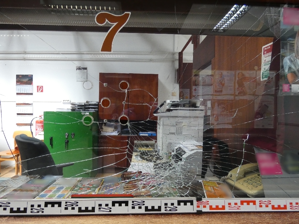 A zalaegerszegi postán tört-zúzott egy 19 éves fiú: elképesztő pusztítást okozott –  fotók