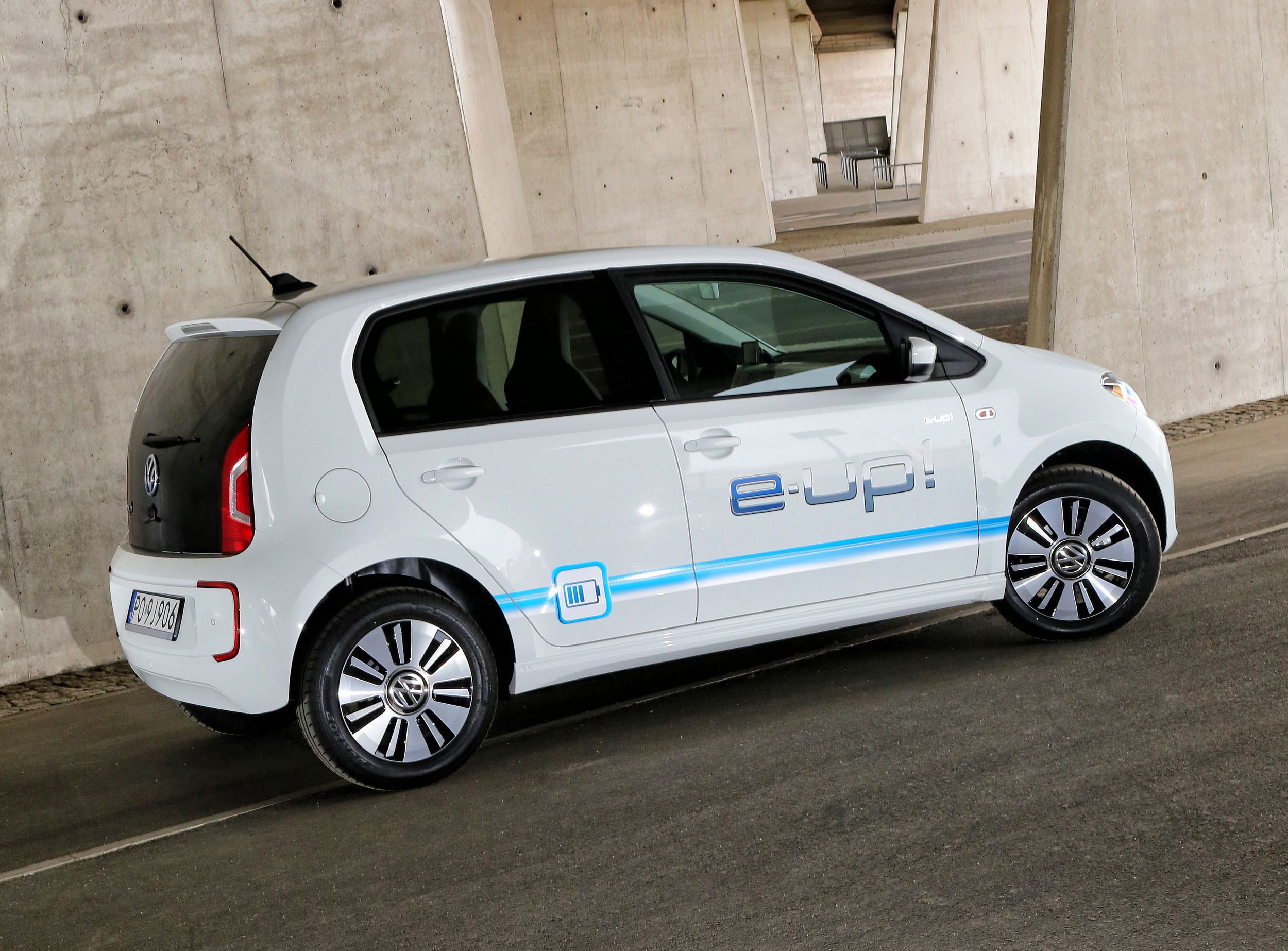 W opinii Volkswagena szczególnie w mieście i dla większości osób dojeżdżających do pracy zasięg 120-160 km jest w pełni wystarczający. Przedstawiciele VW powołują się na badania niemieckiego Ministerstwa Transportu, Budownictwa i Rozwoju Miast - wykazały one, że prawie 80 procent wszystkich kierowców w Niemczech, od osób dojeżdżających do pracy po osoby często podróżujące, przejeżdża dziennie mniej, niż 50 kilometrów.