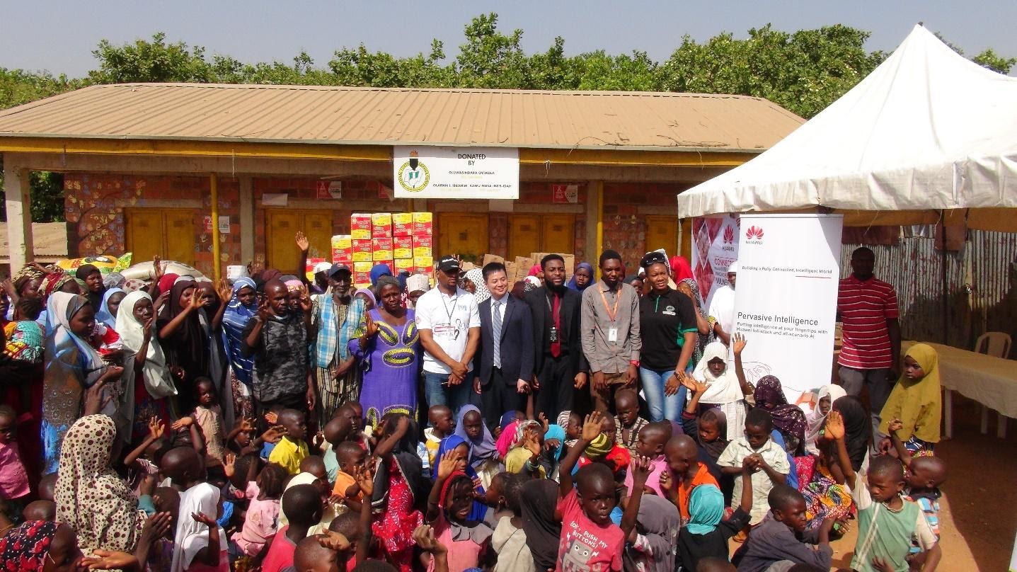 (Middle) Deputy Managing Director, Huawei Technologies Company Nigeria Limited, Mr. Kelvin Yangyang, (Middle 1st left) Representative, National Agency for the Prohibition of Trafficking in Persons, NAPTI, Mr. Ibrahim, (Middle 2nd left) Mrs. Liatu Ayuba, Women Coordinator, (Middle 3rd left) Camp Provost Mr. Umar Ali, (Middle 1st right) Media and Communications Manager, Huawei Technologies Company Nigeria Limited, (Middle 2nd right) Media Assistant, Huawei Nigeria, Idris Abdulkadir, (Middle 3rd right) Team Member, Friends of the Environment, Miss Juliet.