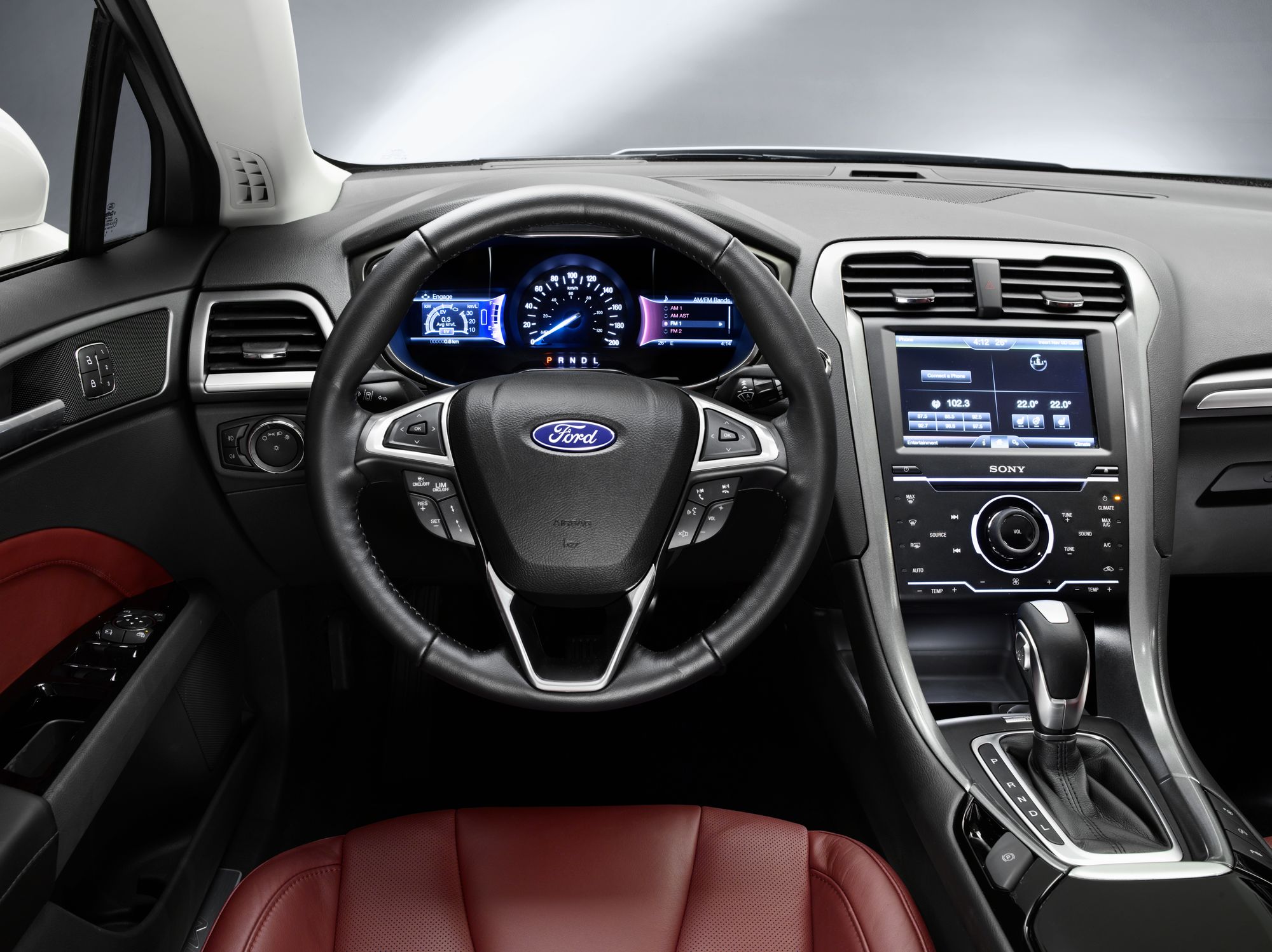 Nowy ford mondeo jest w Polsce oferowany w trzech wersjach wyposażeniowych - ambiente plus, gold edition i titanium. Samochód z napędem hybrydowym występuje tylko jako sedan i tylko w specjalnej odmianie titanium hybrid. Oto silniki, wyposażenie i ceny…