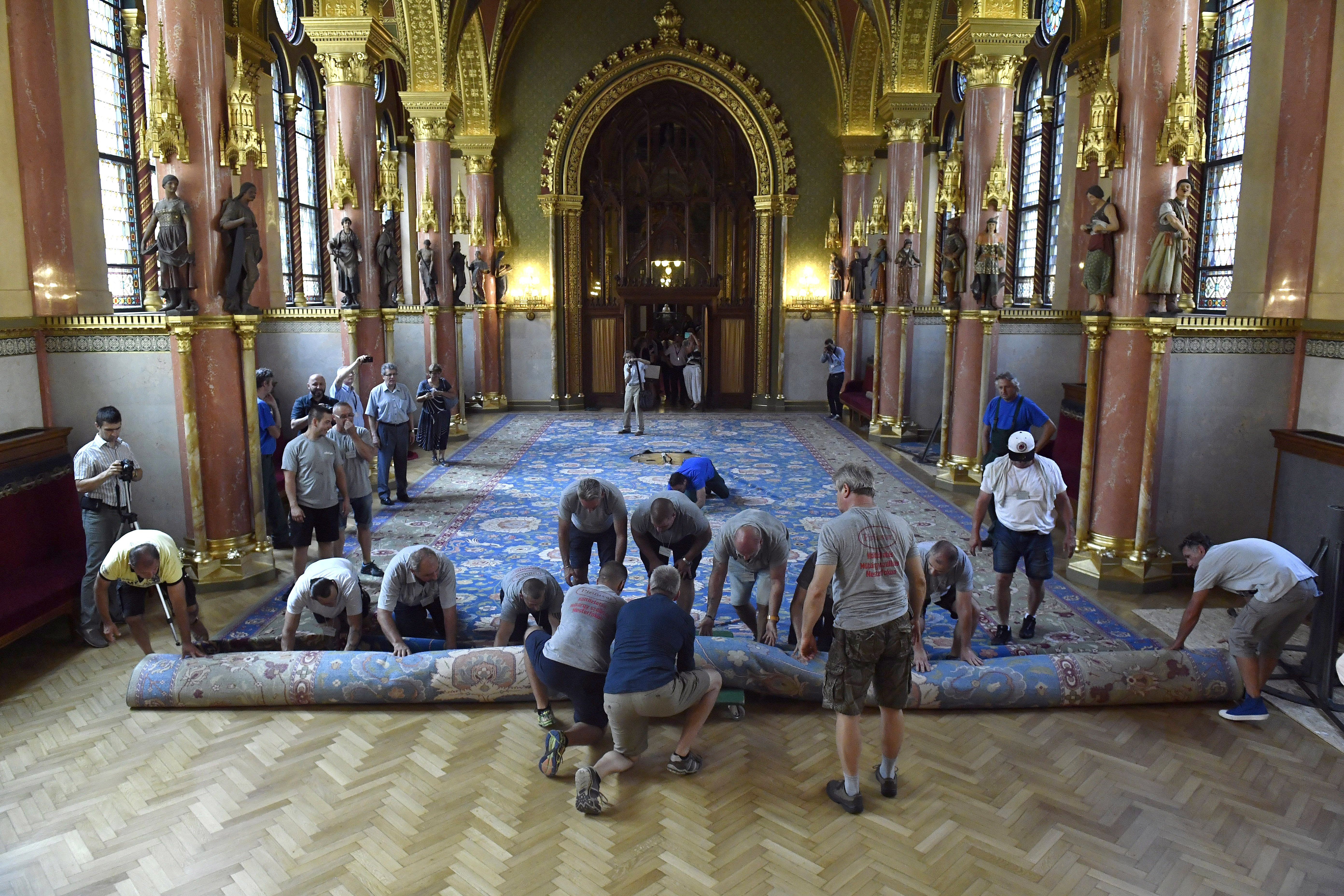 Elkészült az Országház új szőnyege - nem hiszi el, hány millióba fájt! -  fotó - Blikk