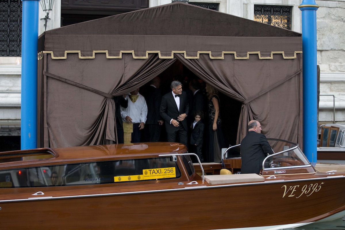 George Clooney wita ślubnych gości