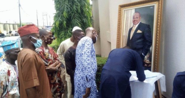 Oyo state residents during condolence visits at the former governor's residence in Ibadan. (TheCitizen)
