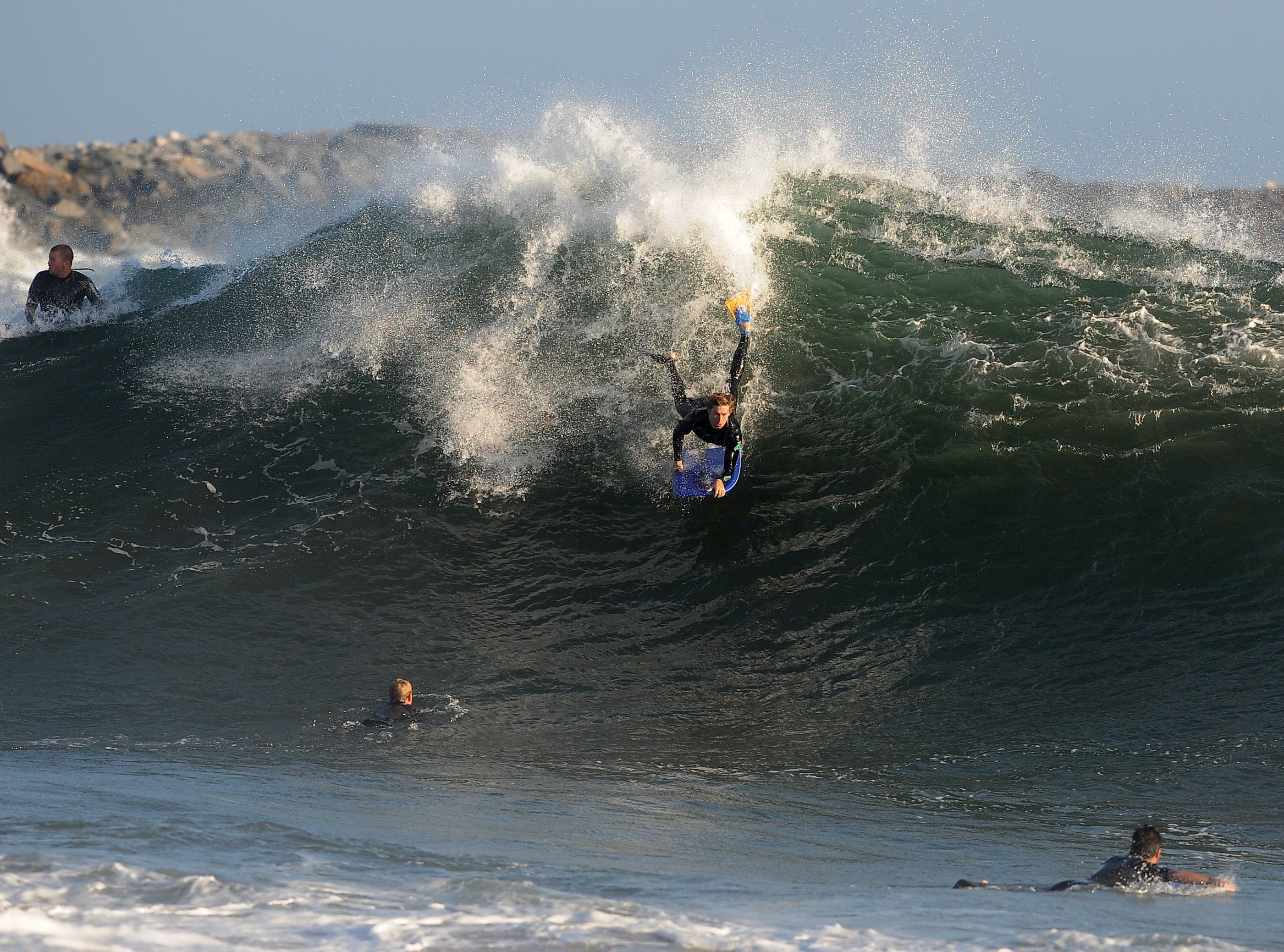 Surferzy i boogie boarderzy na 7-metrowej fali w Kalifornii