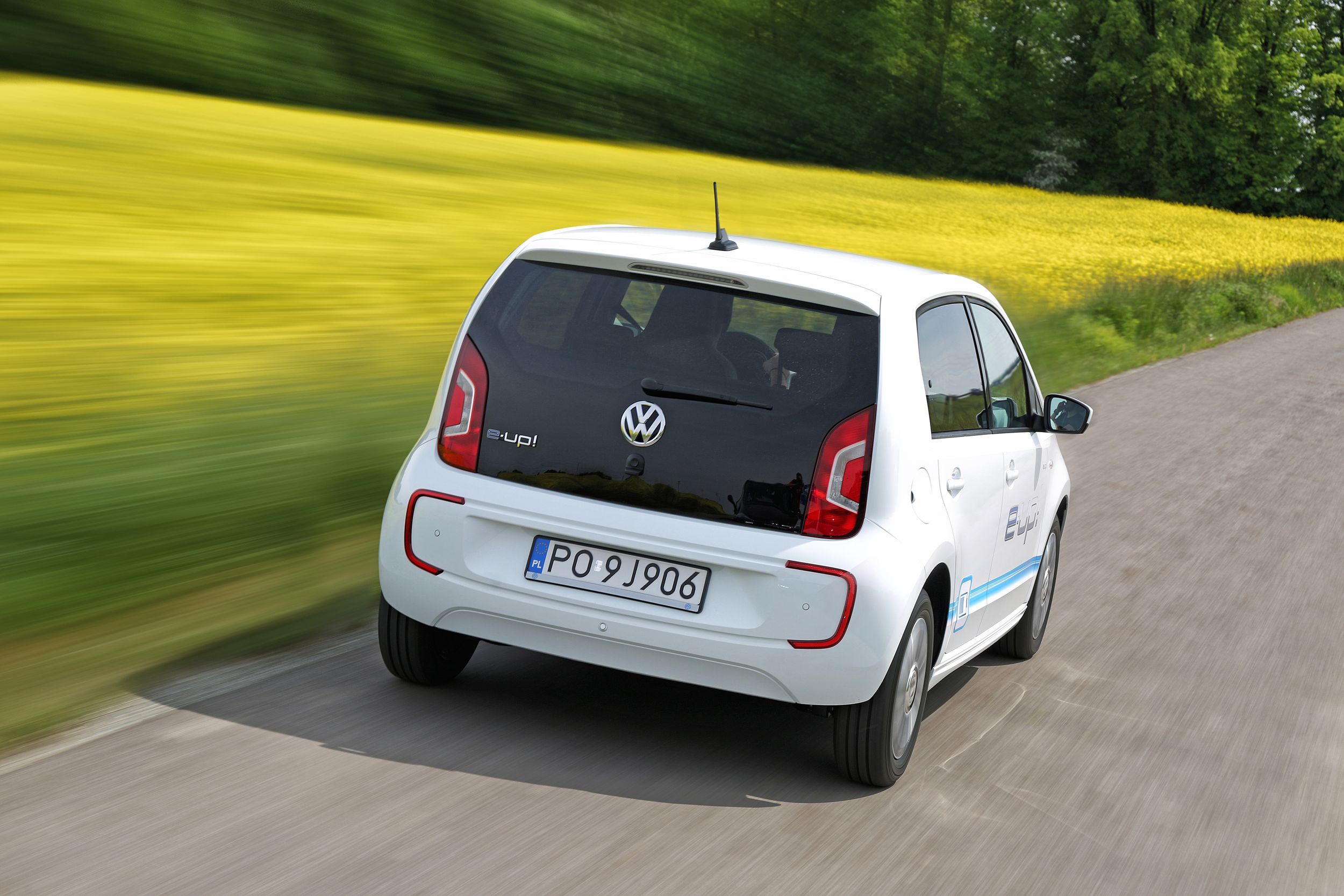W opinii Volkswagena e-up! zużywa 11,7 kWh na 100 km, a przy średniej cenie energii elektrycznej 56 groszy (Polska, 27.04.2015 r.), przejechanie 100 km tym autem ma kosztować 6,55 zł. A ile trzeba zapłacić za sam samochód?