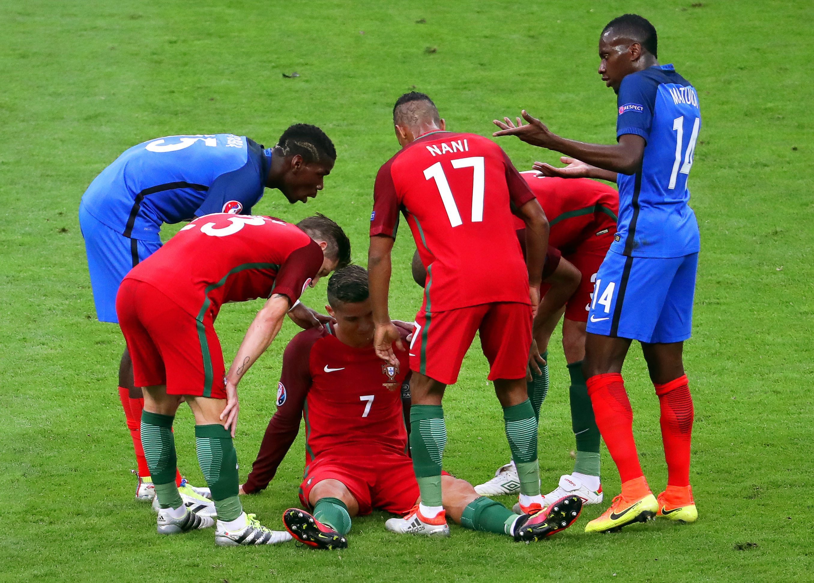RONALDO ZNIESIONY Z BOISKA NA NOSZACH