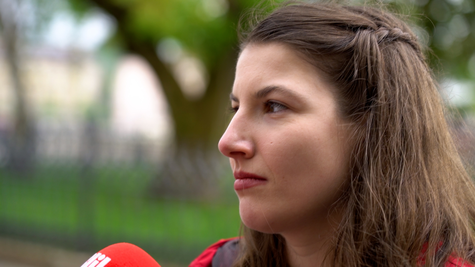 &quot;Ne nézzük hülyének a gyerekeket!&quot; - videó a Parlamenthez vonuló tömegből