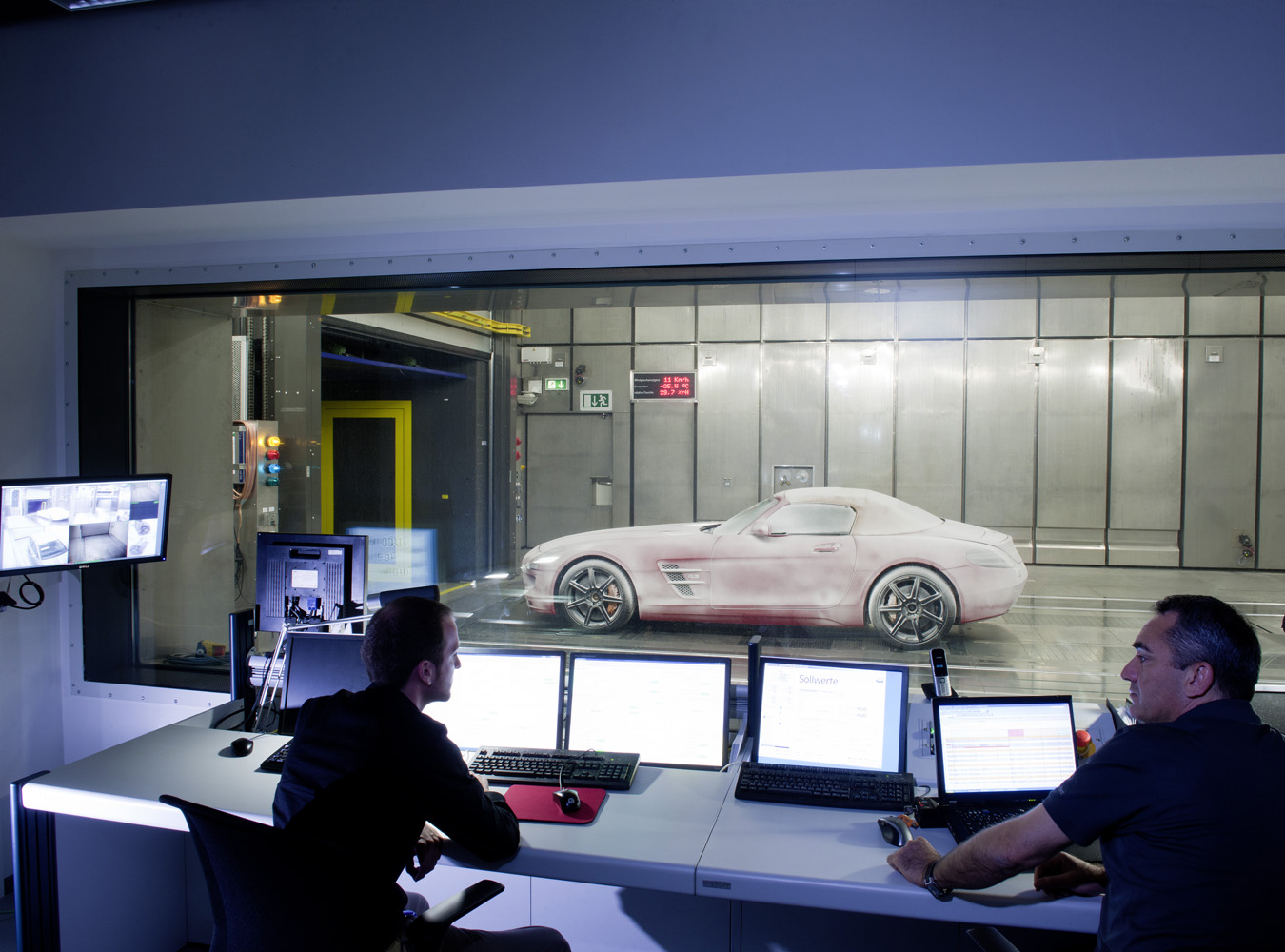 Mercedes ujawnił zdjęcia z testów SLS-a w wersji roadster...