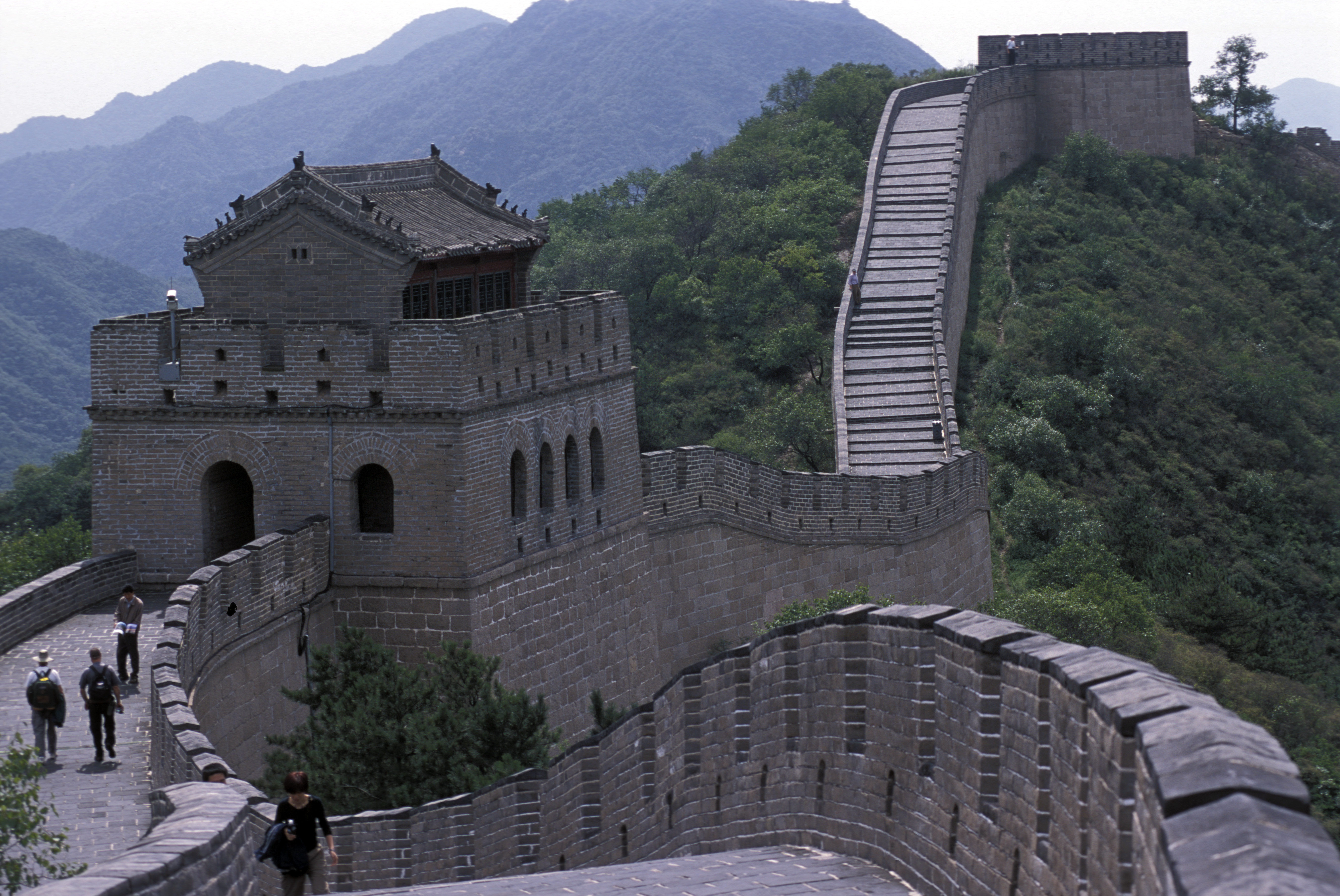 Ilyen nincs! Nem akartak kerülni a munkások, inkább markolóval vágtak nagy lyukat a kínai nagy falba – fotók