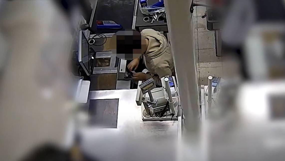 Ötmilliót sikkasztott a Tescóból egy diákmunkás - videón, ahogy trükközik a pénzzel