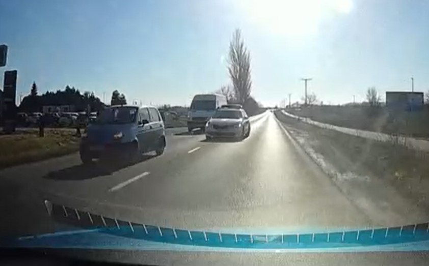 Sziréna és villogó nélkül előzött balesetveszélyesen egy rendőrautó Székesfehérváron: itt a hivatalos magyarázat - videó