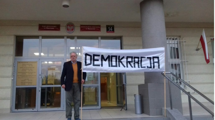 Pan Tadeusz Szumowski protestujący w Piasecznie. 
