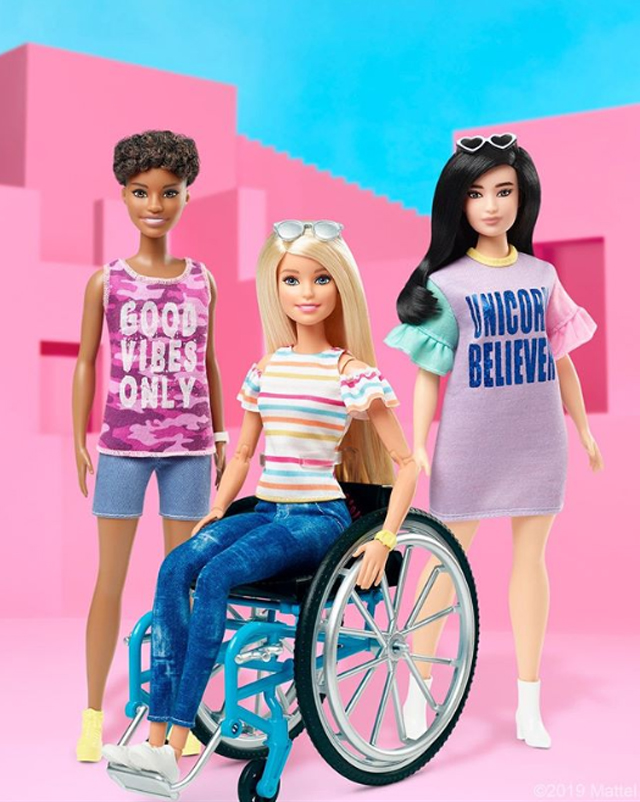 A Barbie-k között most már kerekesszékes és műlábas baba is található -  Glamour