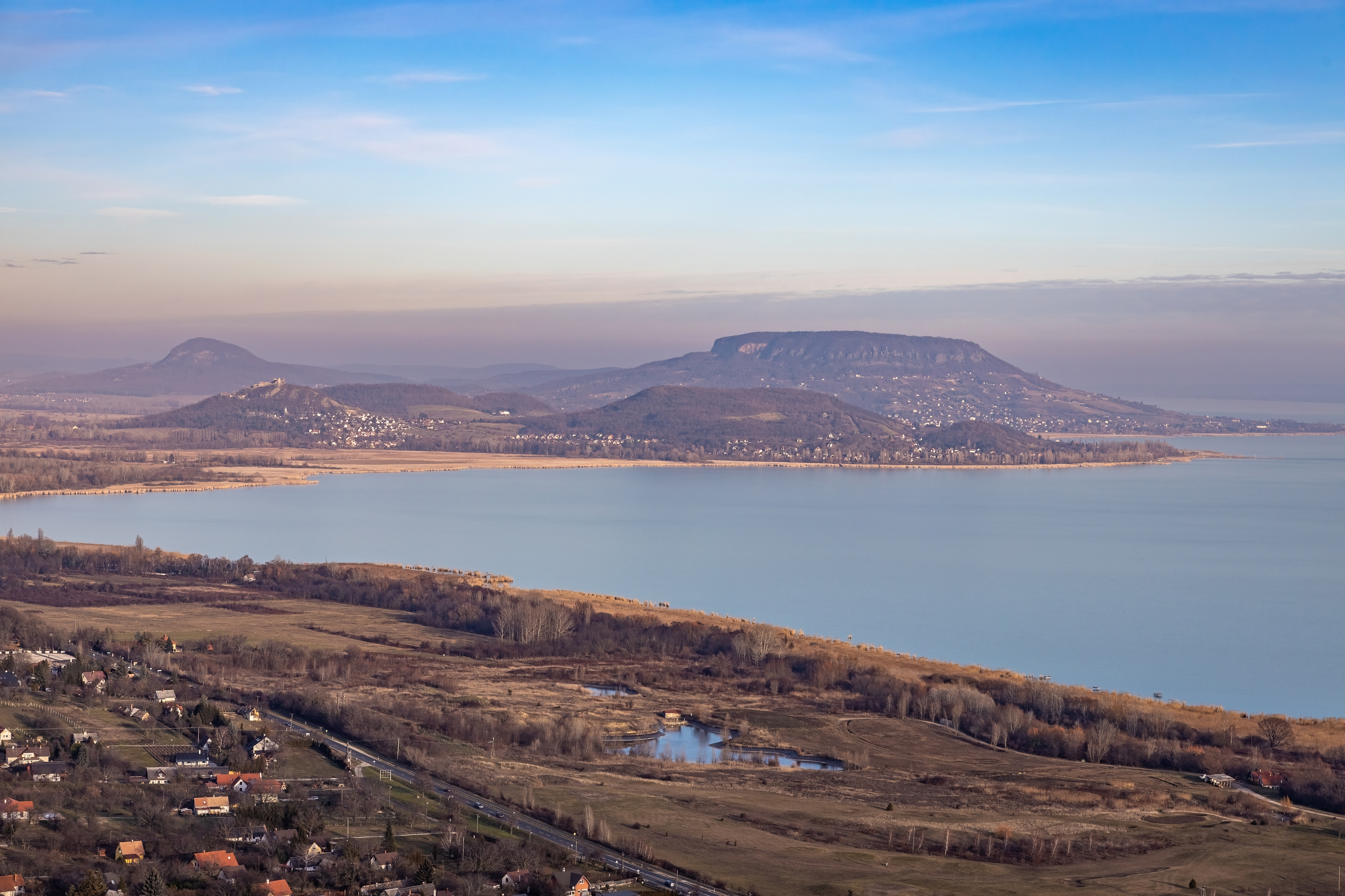 Óriásit buktak a balatoni ingatlanlottózók! 20 ezer forintért sorsolták ki a 90 milliós nyaralót, azonnal rájuk szállt a hatóság