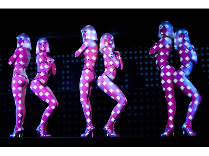 Nagość w show Christiana Louboutina i kabaretu Crazy Horse