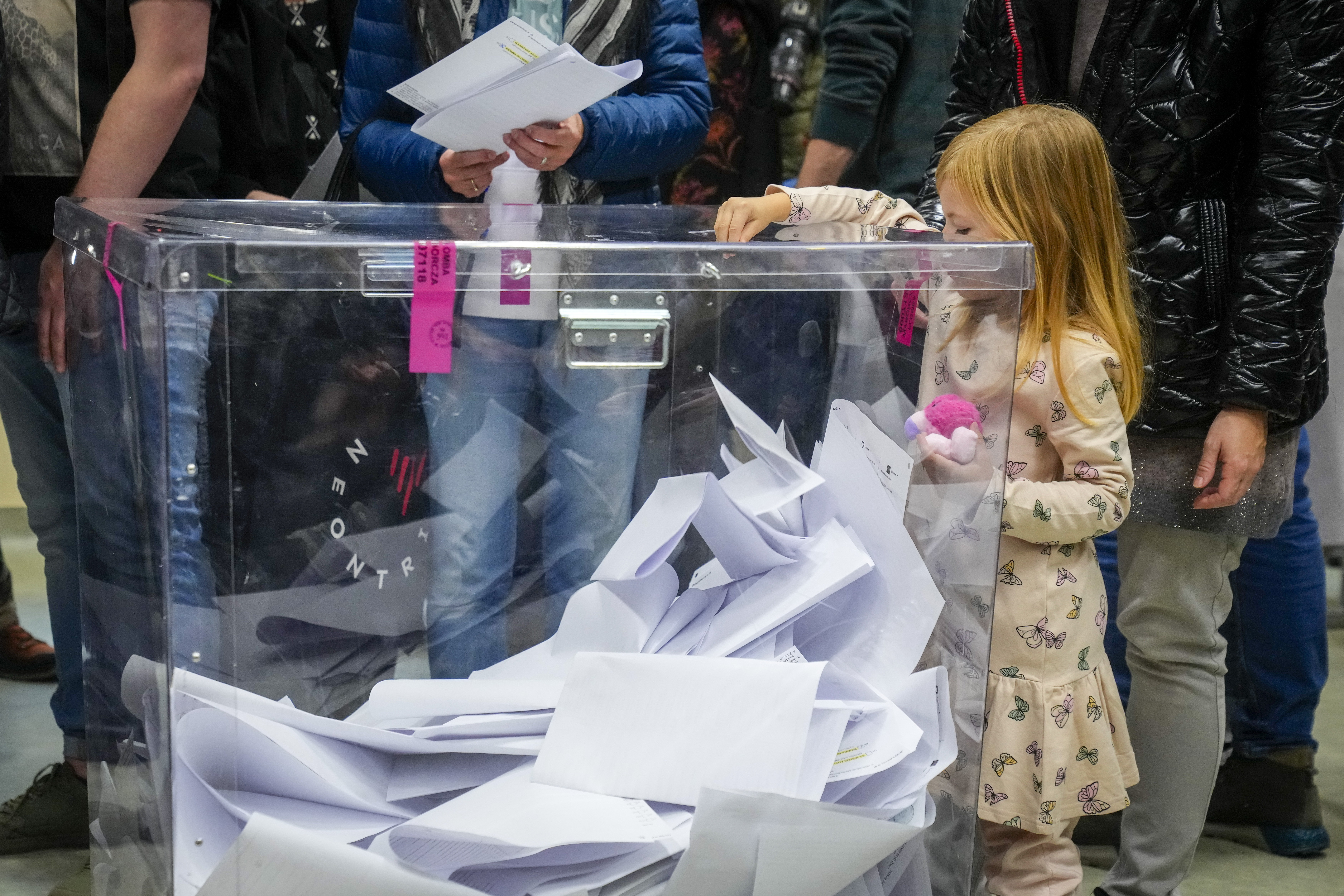 Bombariadó volt két varsói szavazóhelyiségben