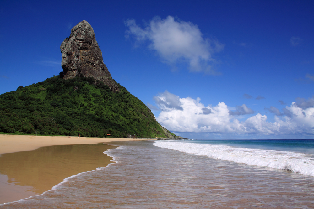 500 km od wybrzeża Brazylii leży grupa wysp Fernando de Noronha. Tu rzadko można spotkać człowieka, natura jest w swoim pierwotnym kształcie, a fauna i flora zaskoczy każdego