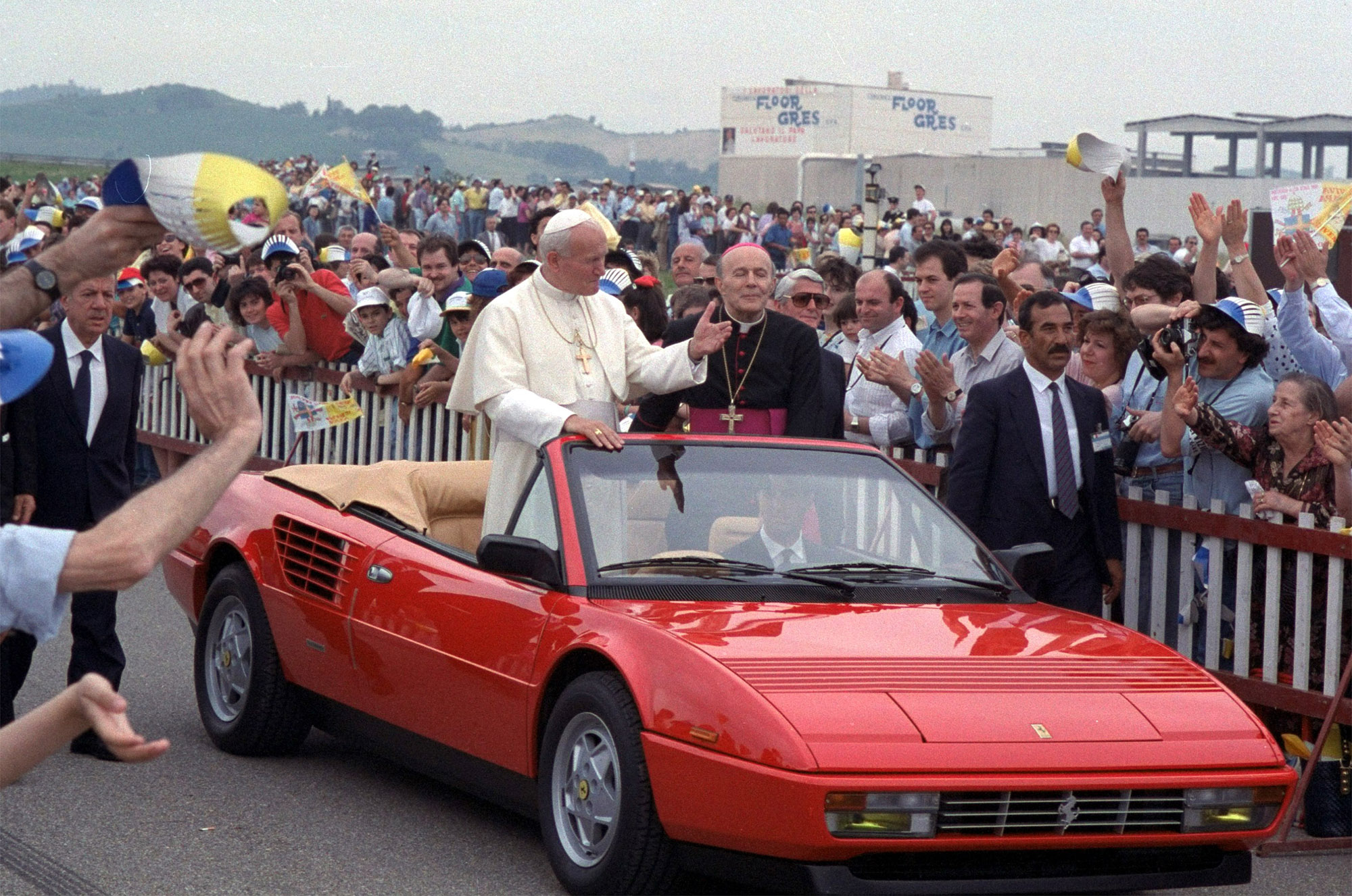 Jan Paweł II w fabryce Ferrari we Włoszech