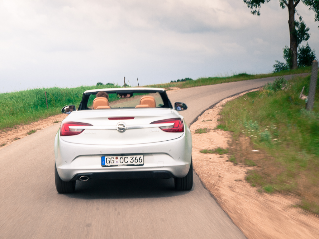 Zamiast dopłaty za automat, lepiej zdecydować się na mocniejszy wariant silnikowy. Dwustukonna cascada z manualem, kosztuje tyle samo co 170 KM z automatem, a przyspiesza o sekundę szybciej i potrafi jechać nawet 230 km/h.