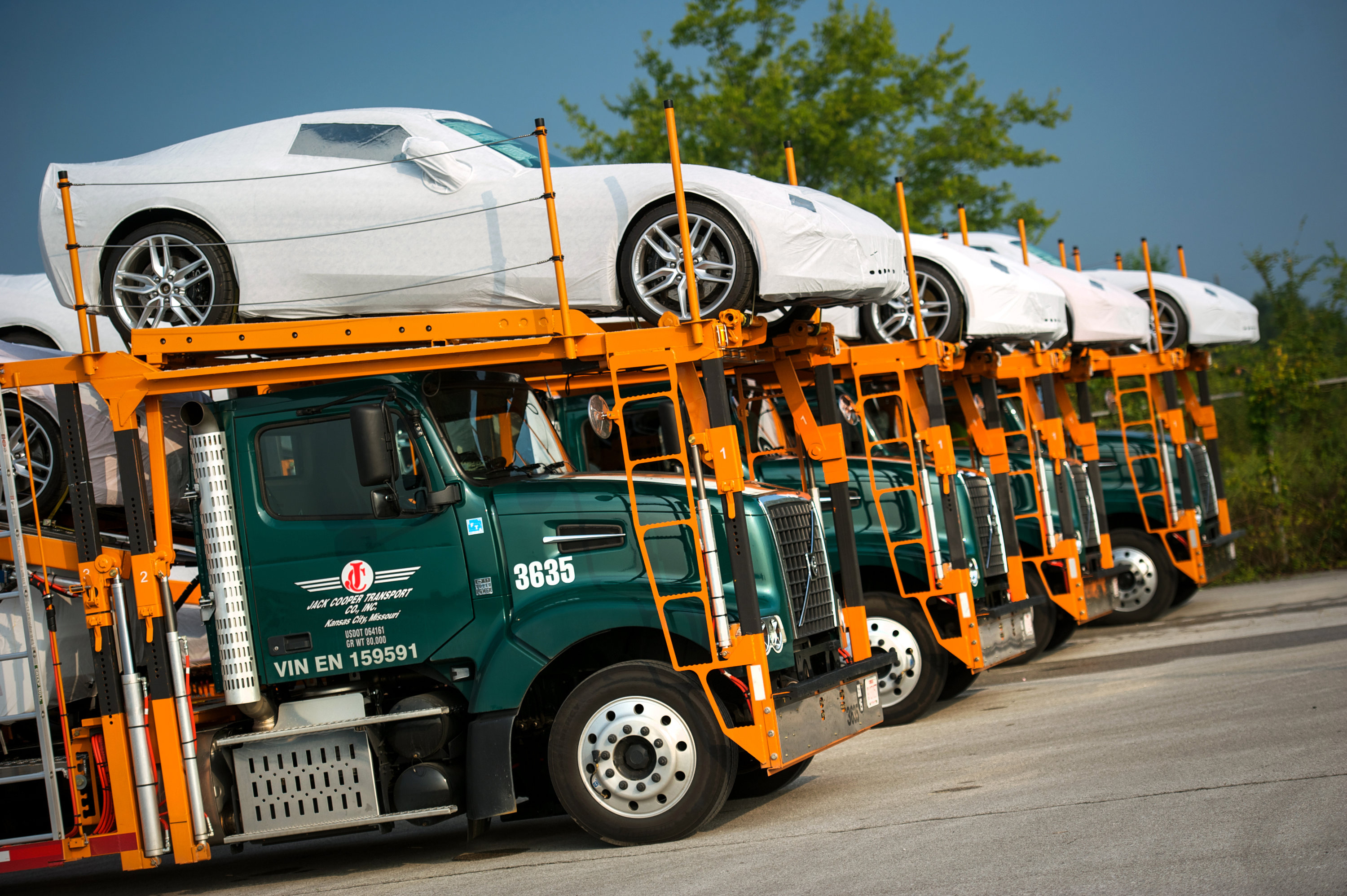 Chevrolet corvette stingray wyposażony w sportowy układ wydechowy rozwija 460 KM mocy przy 6000 obr./min oraz 630 Nm maksymalnego momentu obrotowego przy 4600 obr./min. W opinii twórców jest to najmocniejszy standardowy chevrolet corvette w historii. Auto od 0 do 96 km/h przyspiesza w czasie poniżej 4 sekund.