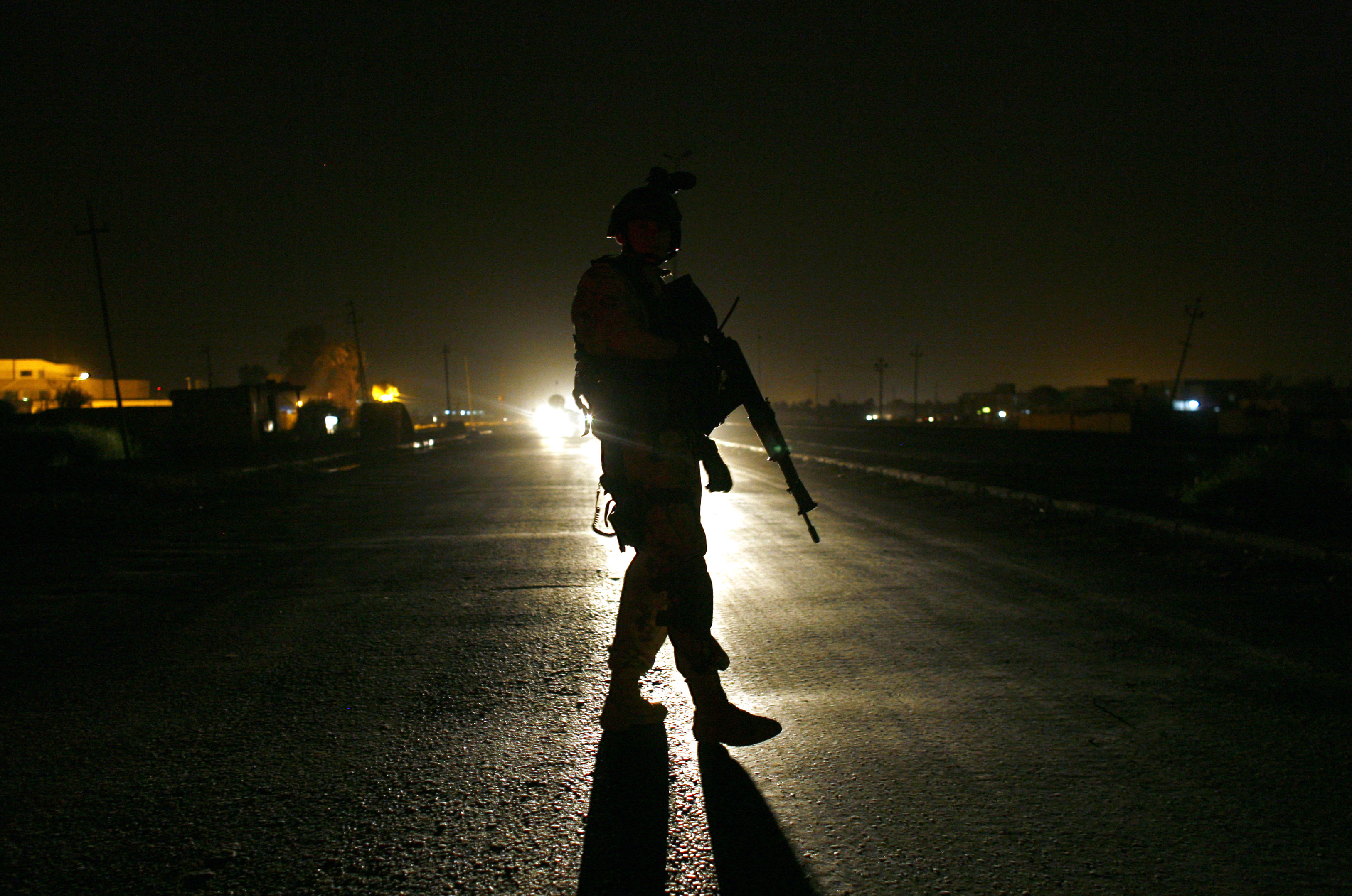 Irak. Nocny patrol połączony z ustawianiem check pointow, na których dokonywano przeszukań samochodów