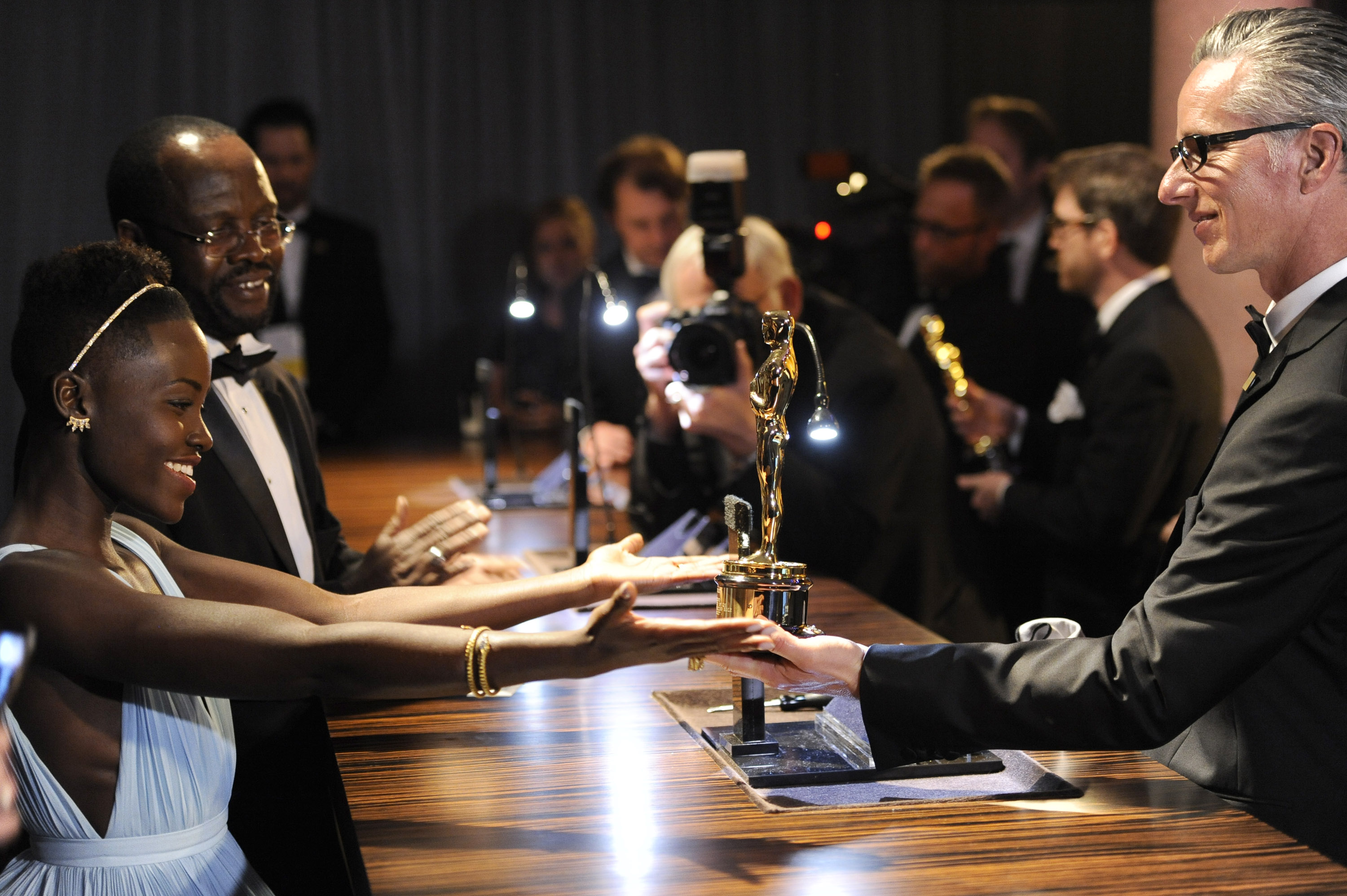 Lupita Nyong'o czeka na wygrawerowanie jej nazwiska na statuetce Oscara