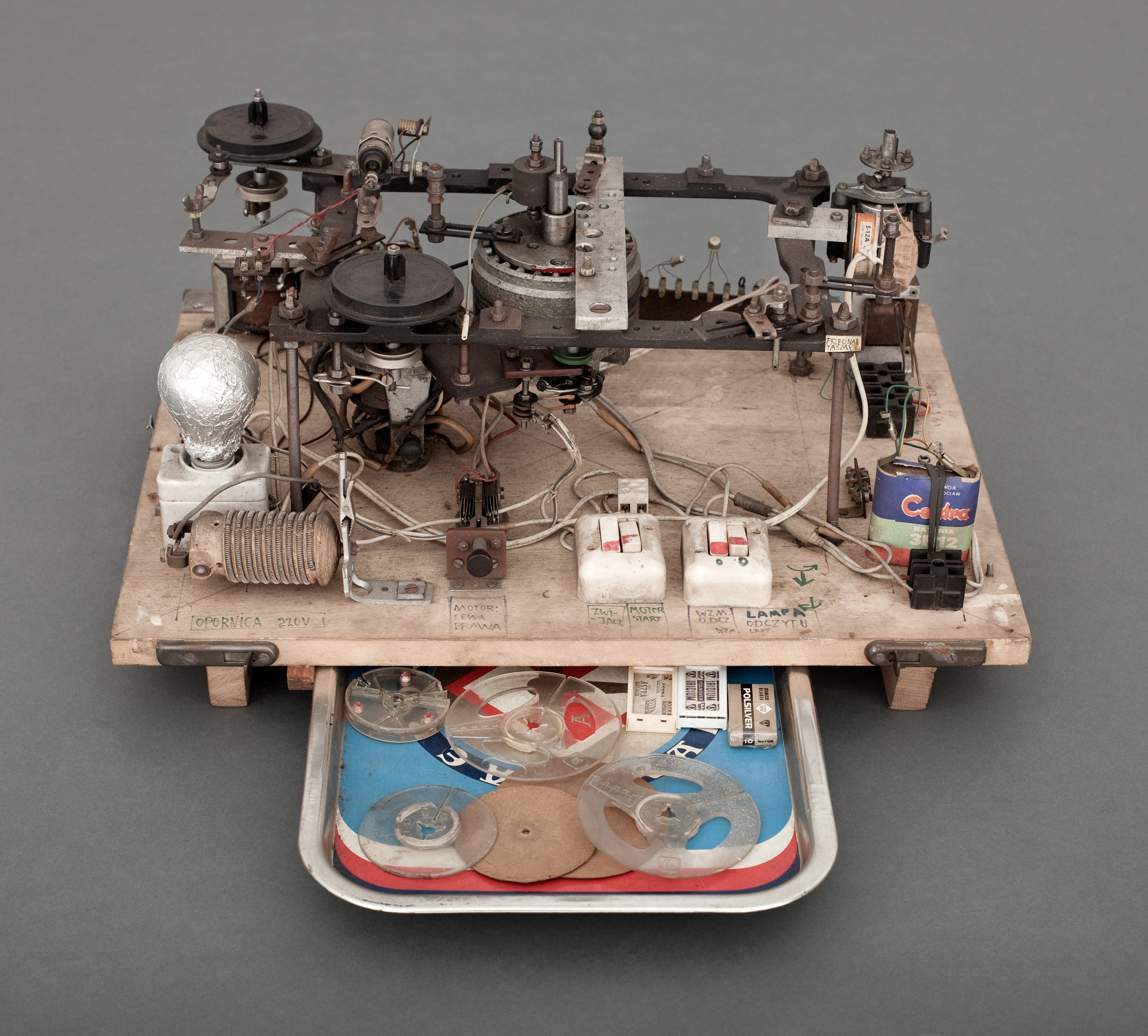 Dźwiękownica unikalna żyletkowa oraz czytnica optyczna / Unique Razor-Blade Sound-Machine as well as optical reader, 1970, fot./photo Maciej Landsberg © własność Danuty, Malwiny i Sabiny Antoniszczak